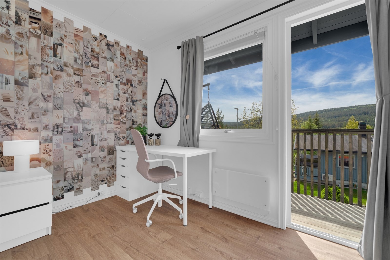 - Det er utgang til terrasse fra det ene soverommet i 1. etasje - Galleribilde