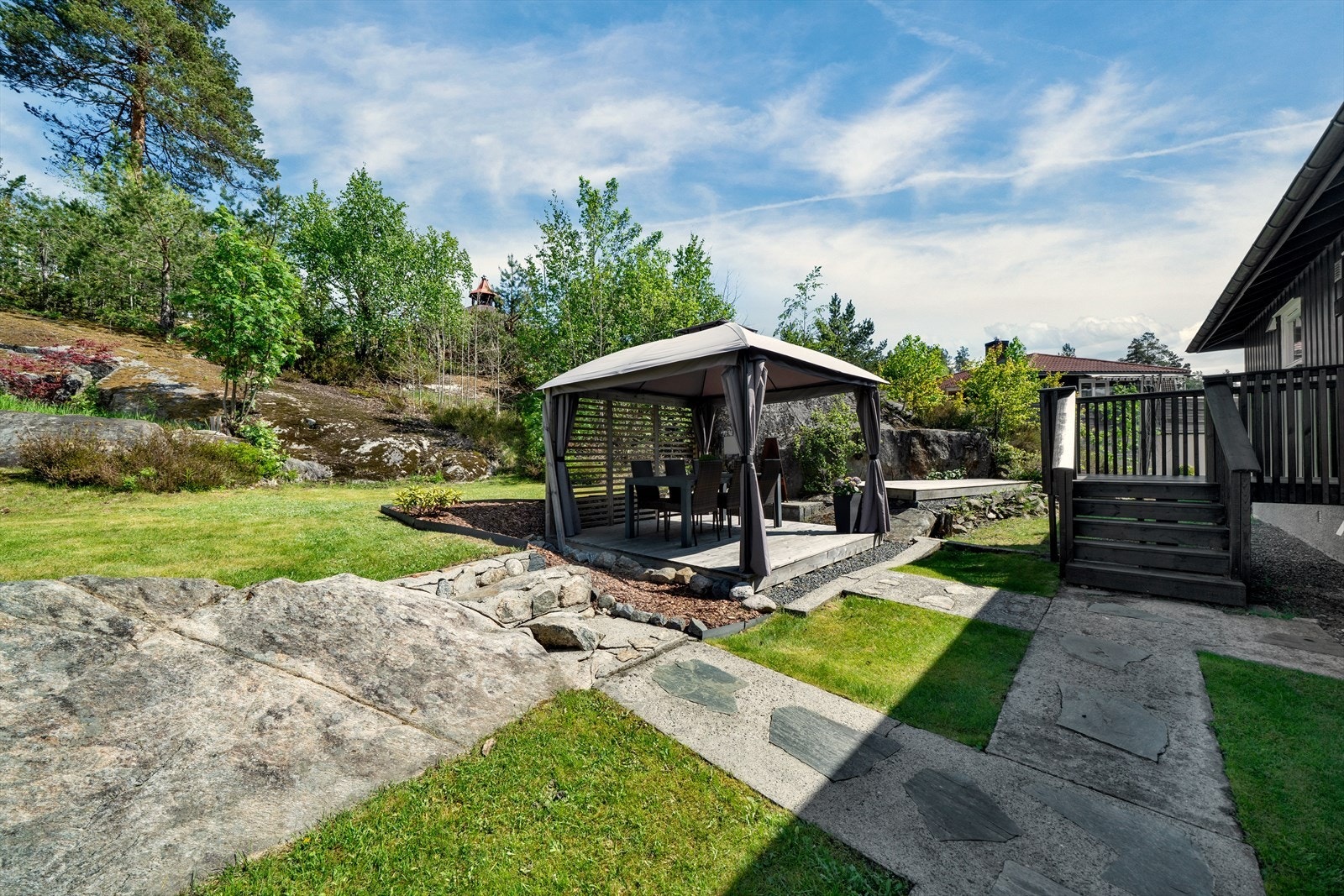 - Boligens bakside med hage, pergola og terrasseplatting - Galleribilde