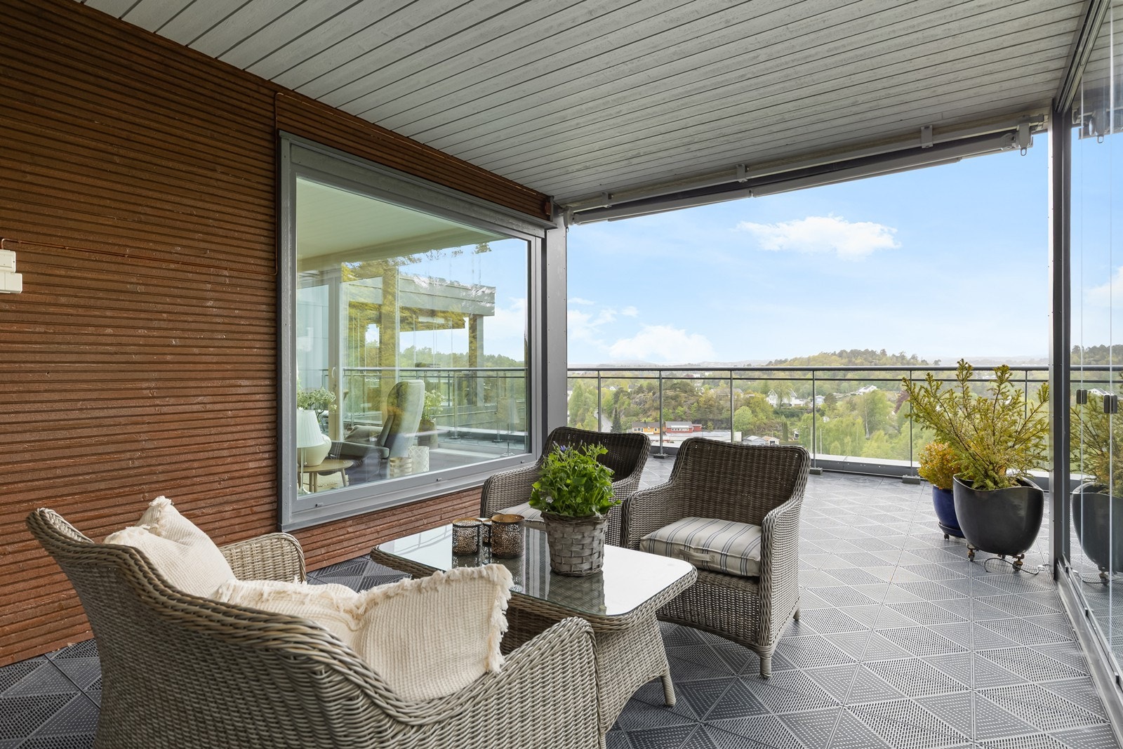 Romslig inneglasset utestue, videre til åpen terrasse med nydelig utsikt Galleribilde