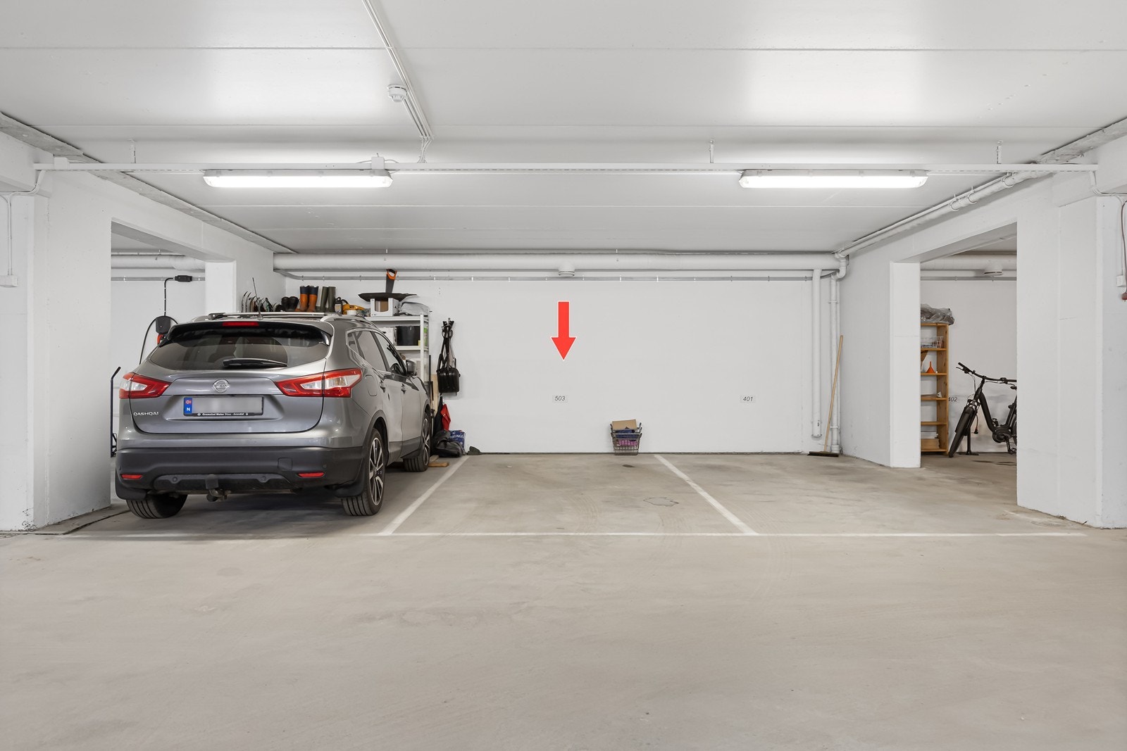 Parkeringsplass i garasjekjeller til en bil Galleribilde