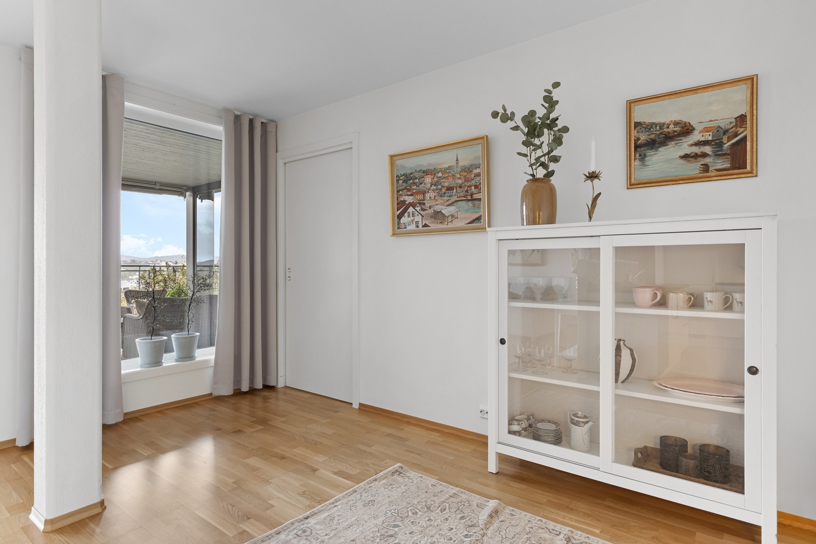 Dør ut til uteareal fra stue/kjøkken Galleribilde