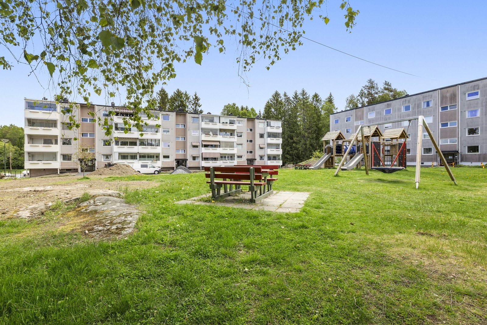 Borettslaget har velholdte uteområder med lekeplass, som gjør det til et godt sted å bo for familier. (Foregår arbeid med drenering utenfor, som ferdigstilles ila juni ifølge generalforsamling) Galleribilde