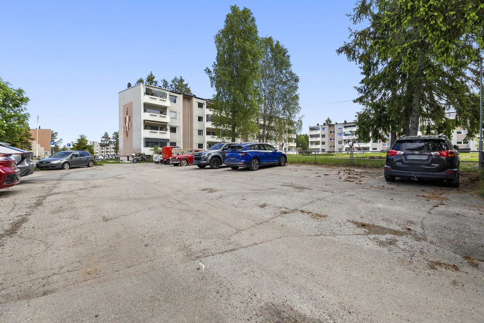 Borettslaget har parkeringsmuligheter på fellesområdene. Galleribilde