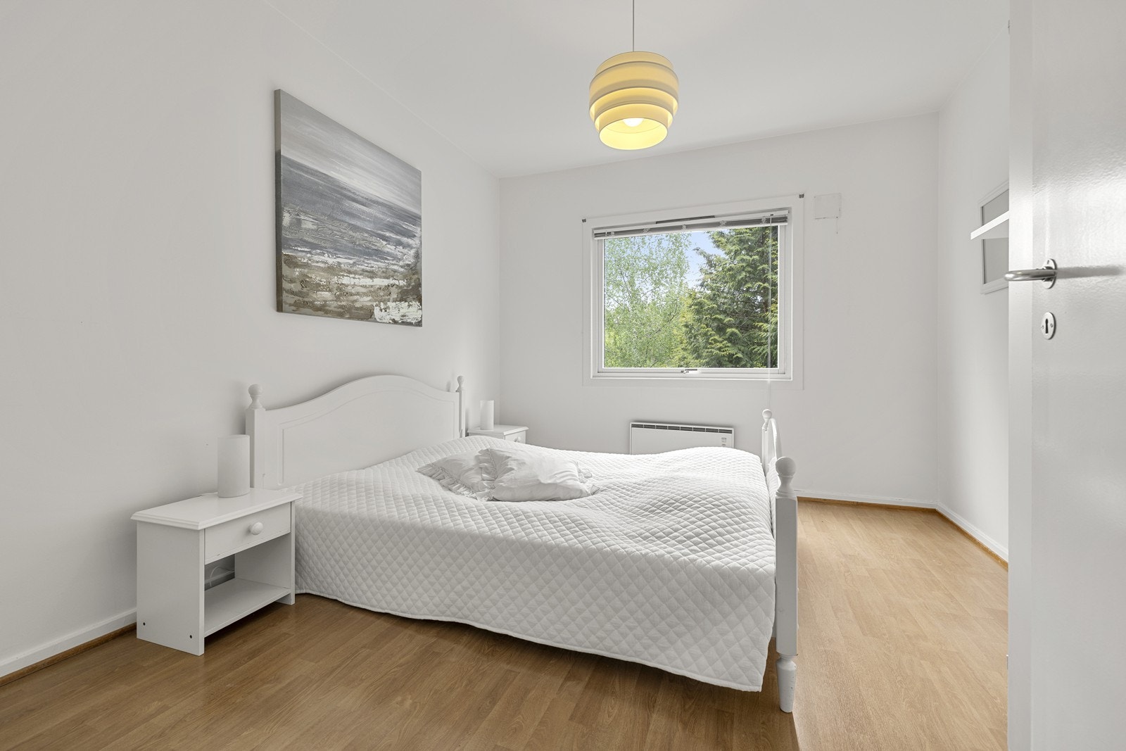 Soverommet har god plass til dobbeltseng og er holdt i nøytrale farger. Vinduet på soverommet blir skiftet ut i juni, bestilt og dekket av eier. Galleribilde