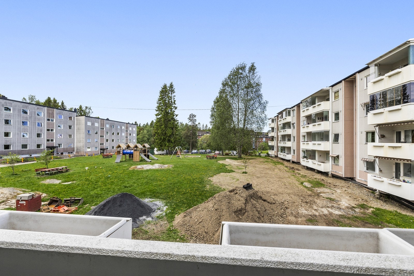 Fra balkongen ser man ut over borettslagets pent opparbeidede fellesområder med grøntarealer og lekeplasser. (Foregår arbeid med drenering utenfor, som ferdigstilles ila juni ifølge generalforsamling) Galleribilde