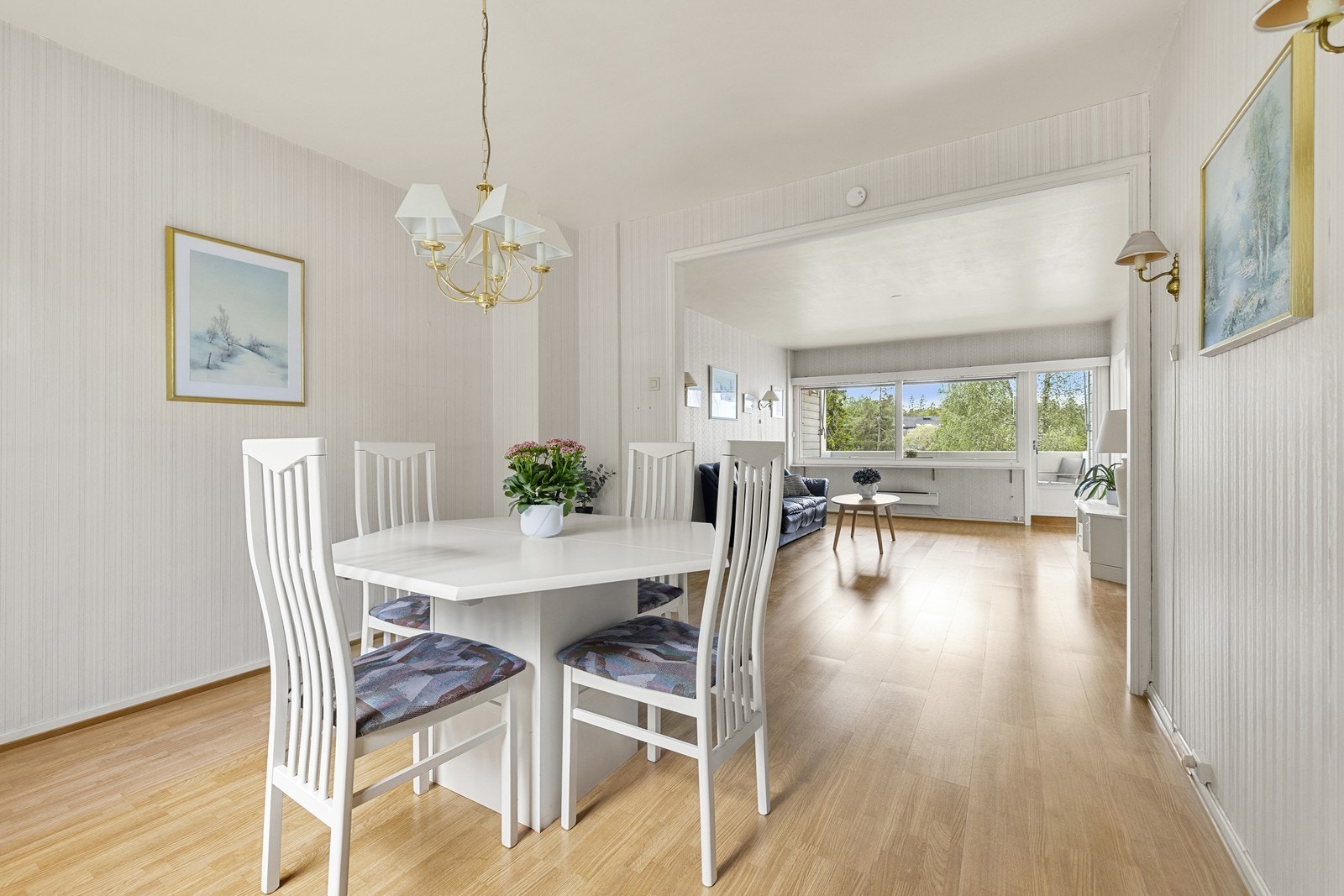 Spisestuen har god plass til et stort spisebord og er et naturlig samlingspunkt i boligen. Galleribilde