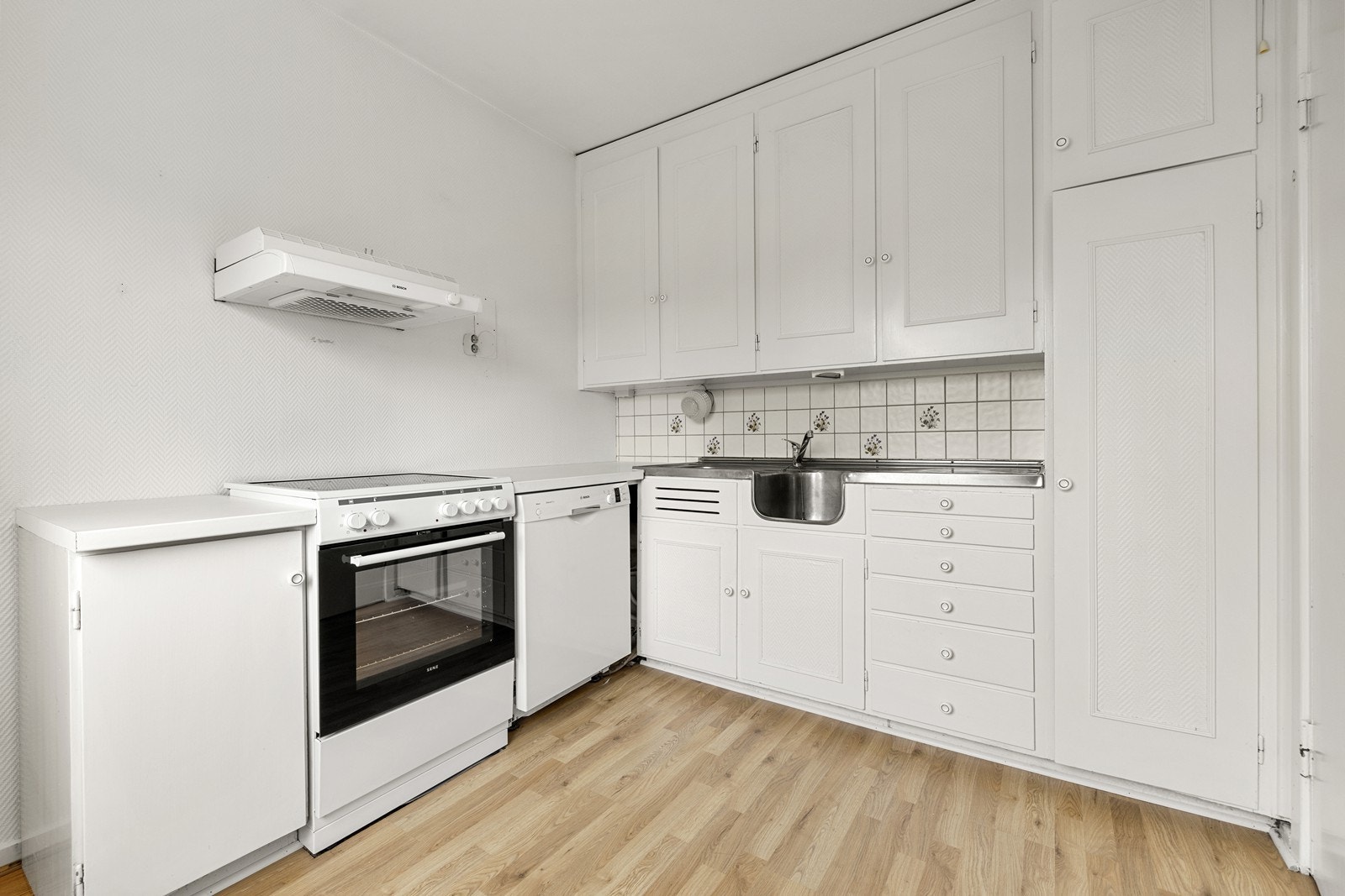 Innredningen har profilerte, malte skapfronter og fliser over den laminerte benkeplaten. Ventilator med kullfilter sørger for avtrekk. Galleribilde