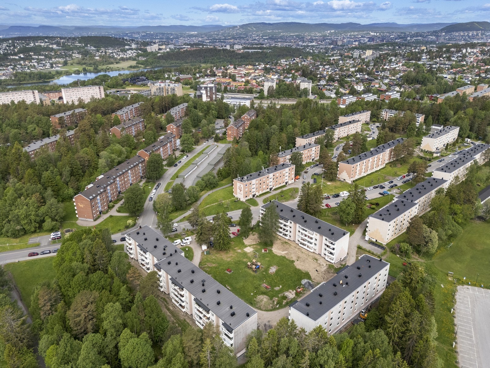 Fra Bøler T-banestasjon tar linje 3 deg effektivt til sentrum. Området har også god bussforbindelse. Galleribilde