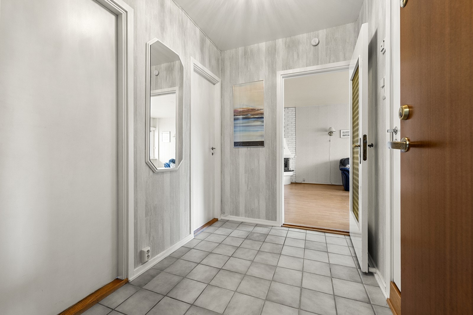 Entréen har flislagt gulv og en brann- og lydklassifisert dør (B30/35dB) som gir ekstra trygghet og komfort. Galleribilde