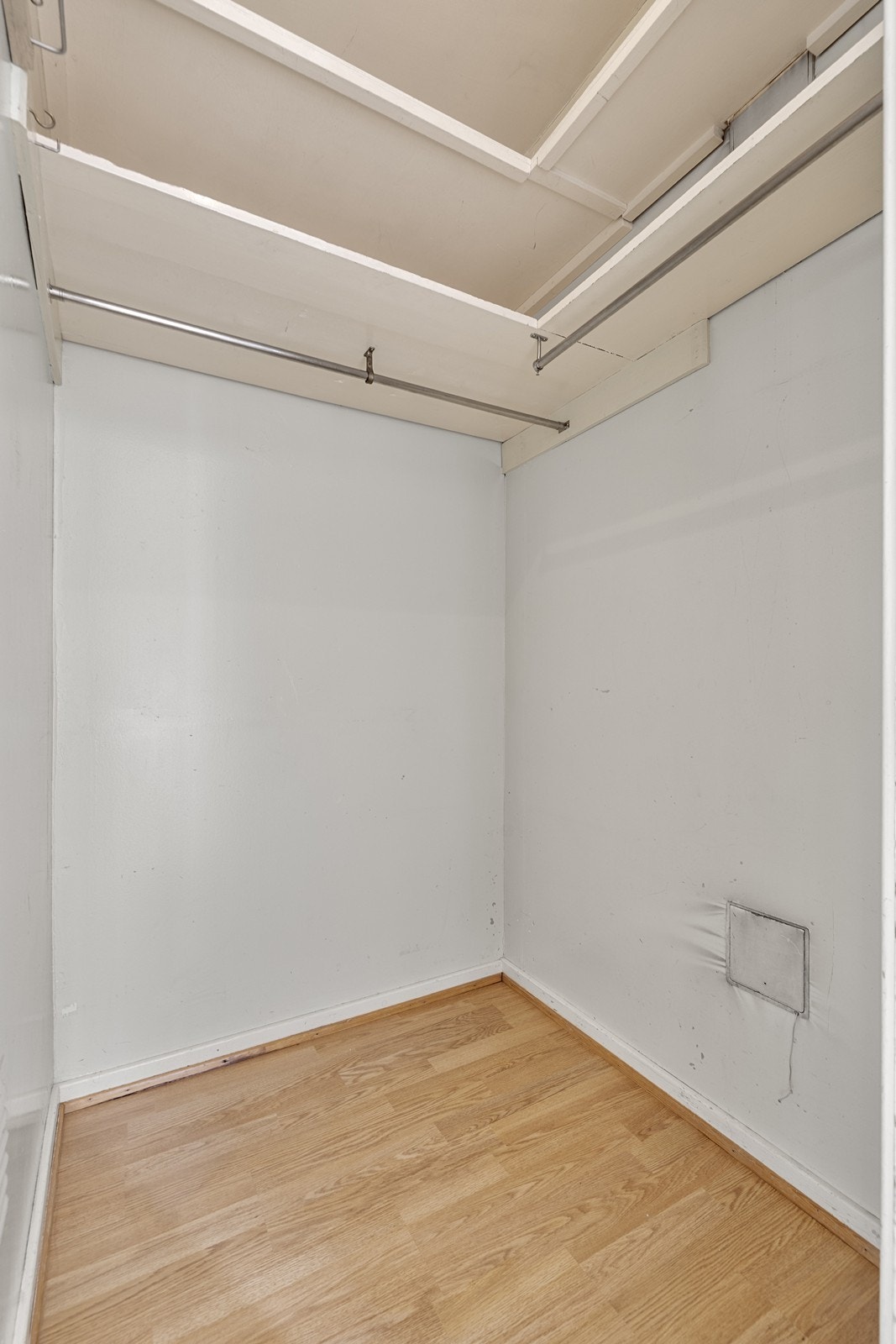 En av leilighetens to innvendige boder, som gir fleksibel og lett tilgjengelig lagringsplass. Galleribilde