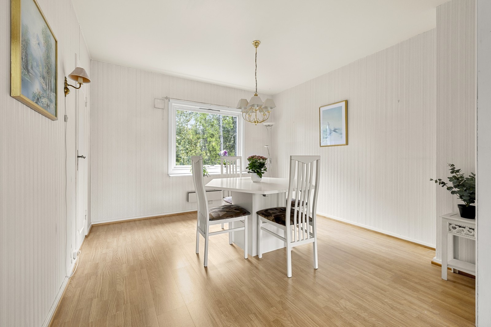 Spisestuen har tapet på veggene og oppvarmes, som resten av oppholdsrommene, med panelovner. Galleribilde
