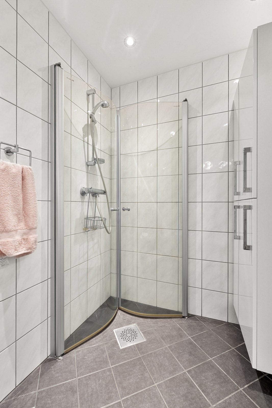 Badet har senket himling med innfelte downlights. Rør-i-rør-system med fordelerskap er plassert i veggen. Galleribilde