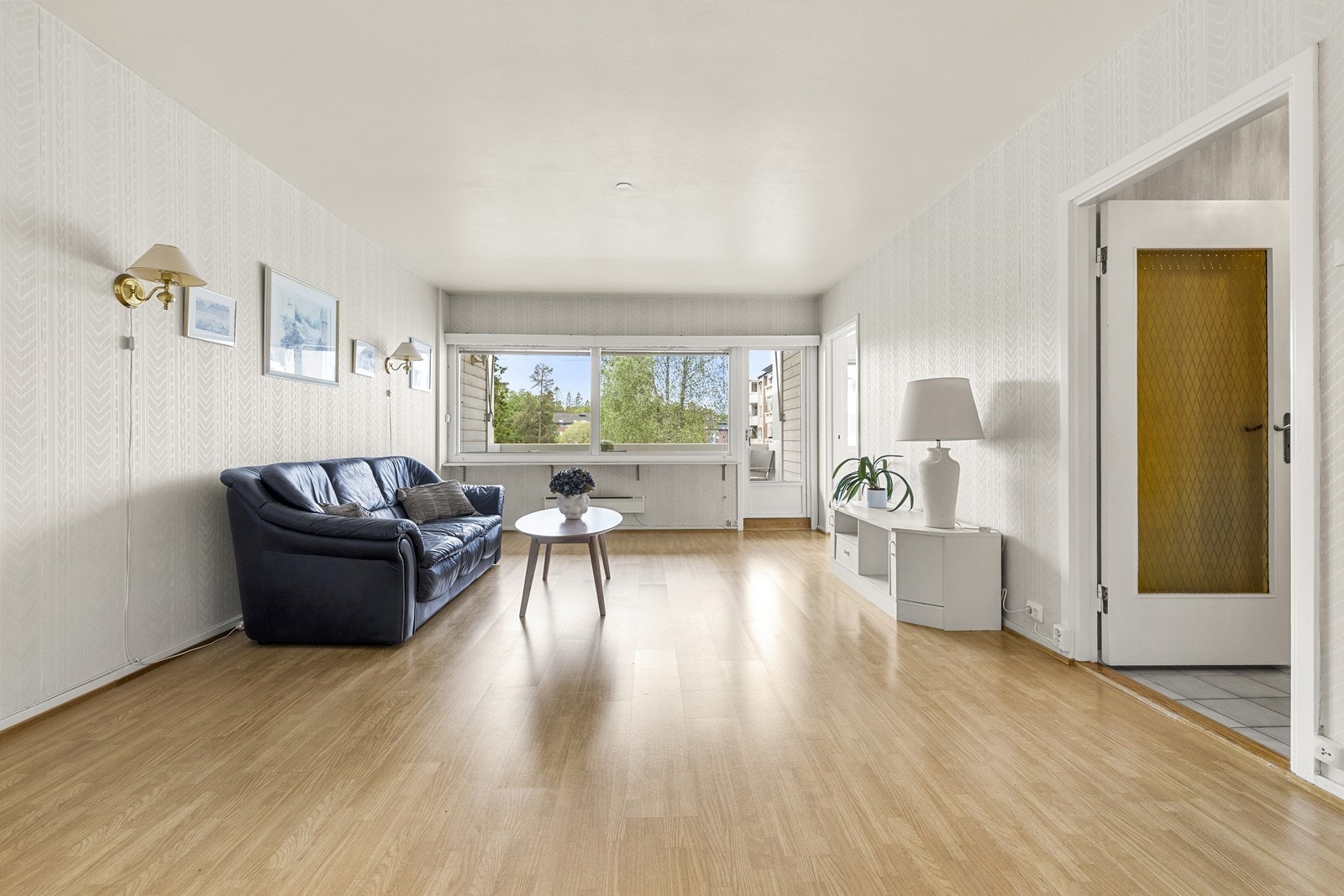 Stuen har plass til en romslig sofagruppe og er belagt med laminatgulv, som er gjennomgående i oppholdsrommene. Galleribilde