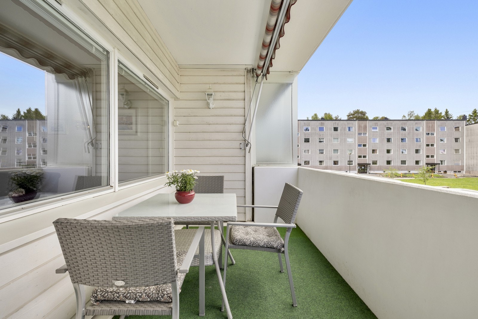 Balkongen er utstyrt med markise, utelys og strømuttak. Galleribilde