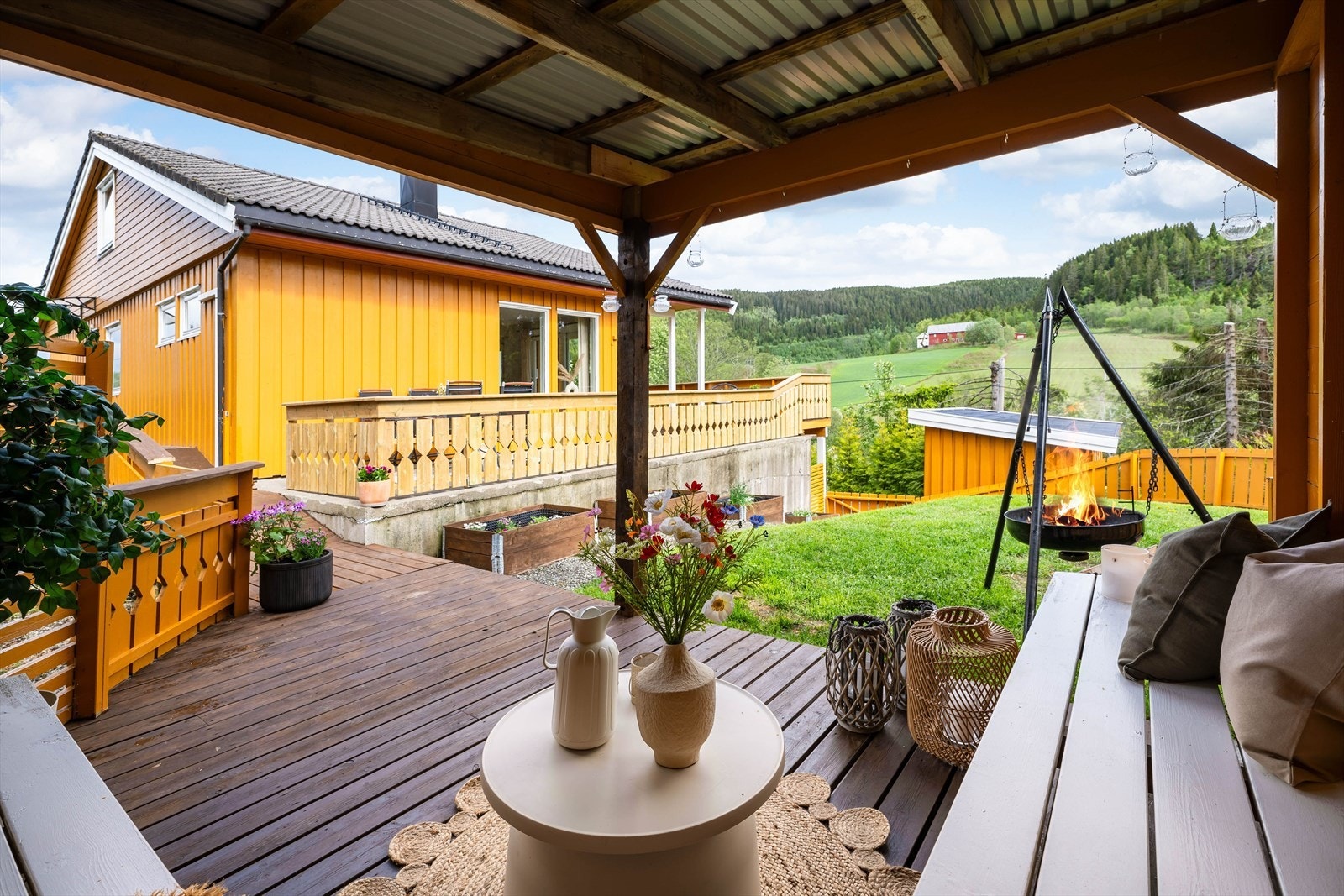 Den inngjerdede hagen byr på trygg boltreplass for både to- og firbeinte. Galleribilde