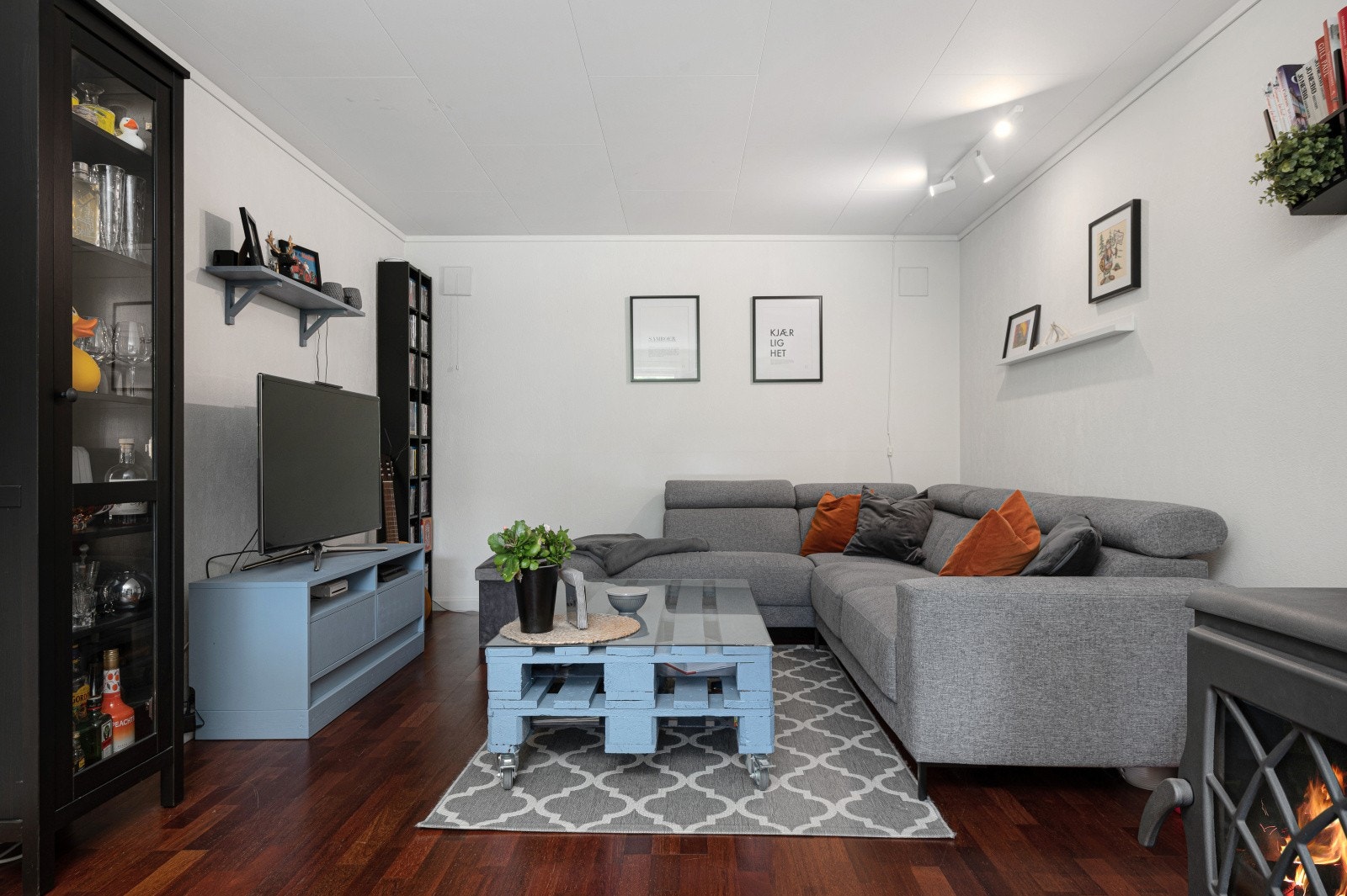 Stuen i sokkeletasjen er på ca. 20 m², og har fin plass til sofagruppe og tv-/mediastasjon. Galleribilde