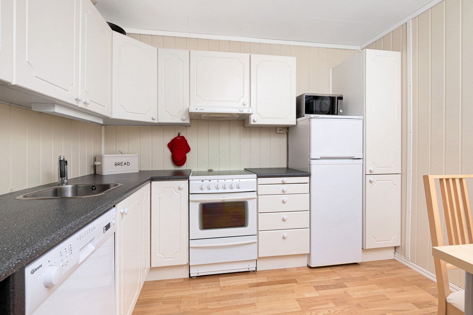 Kjøkkenet i sokkeletasjen er på ca. 9,5 m², og har fin plass til spisebord. Galleribilde