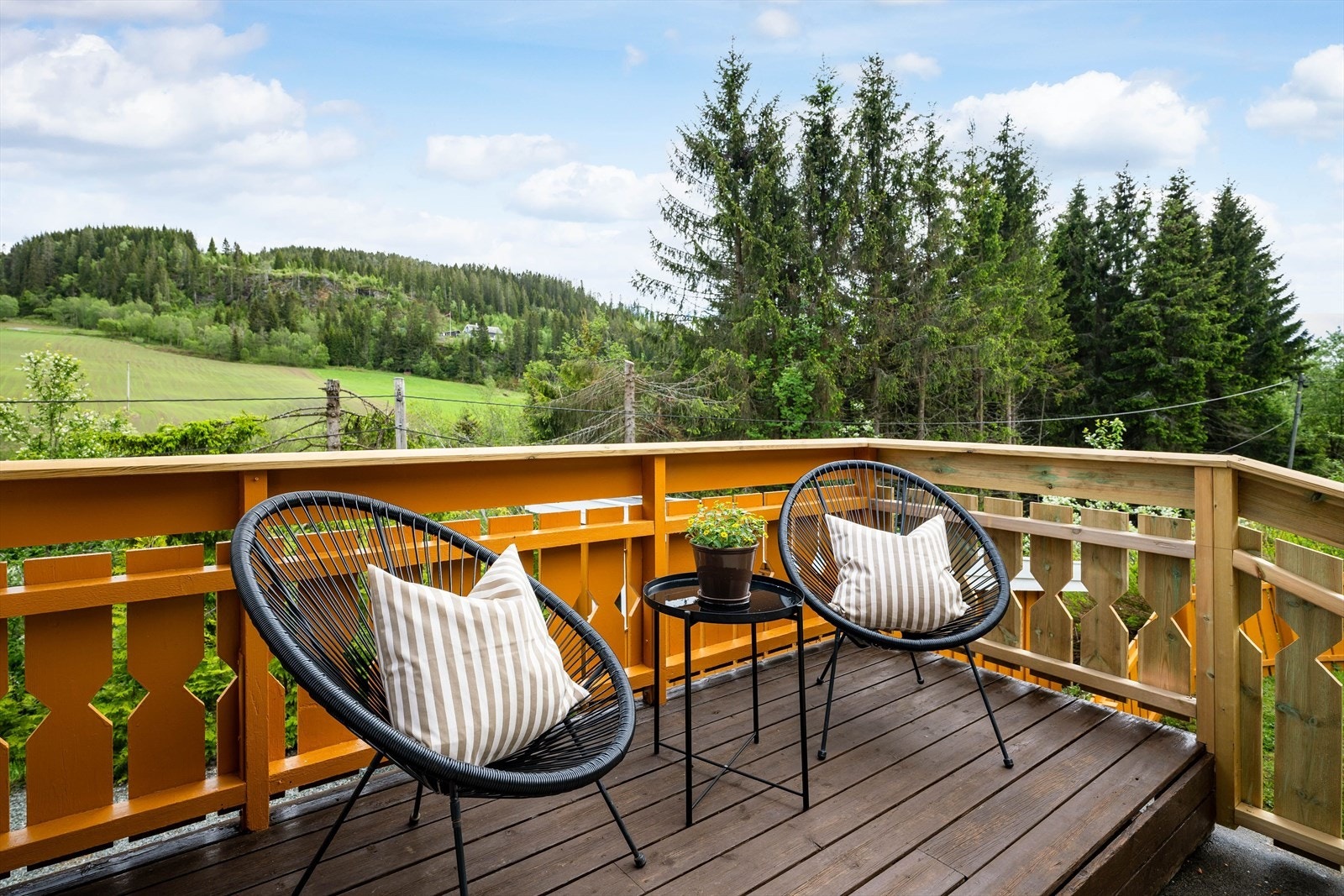 Fra stuen i 1. etasje er det utgang til en solrik terrasse på ca. 89 m². Galleribilde