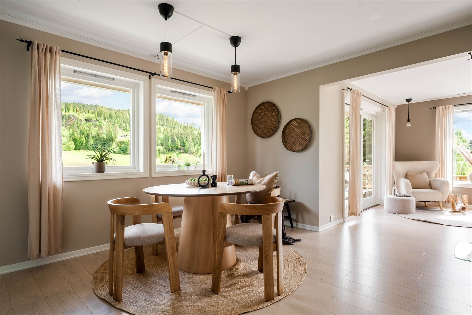 Mellom kjøkkenet og stuen i 1. etasje er det en pen spisestue på ca. 15 m². Galleribilde