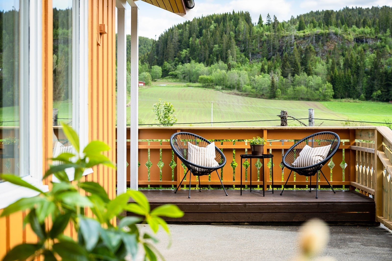 Terrassen ved 1. etasje er dels overbygd, og strekker seg rundt to sider av huset. Galleribilde