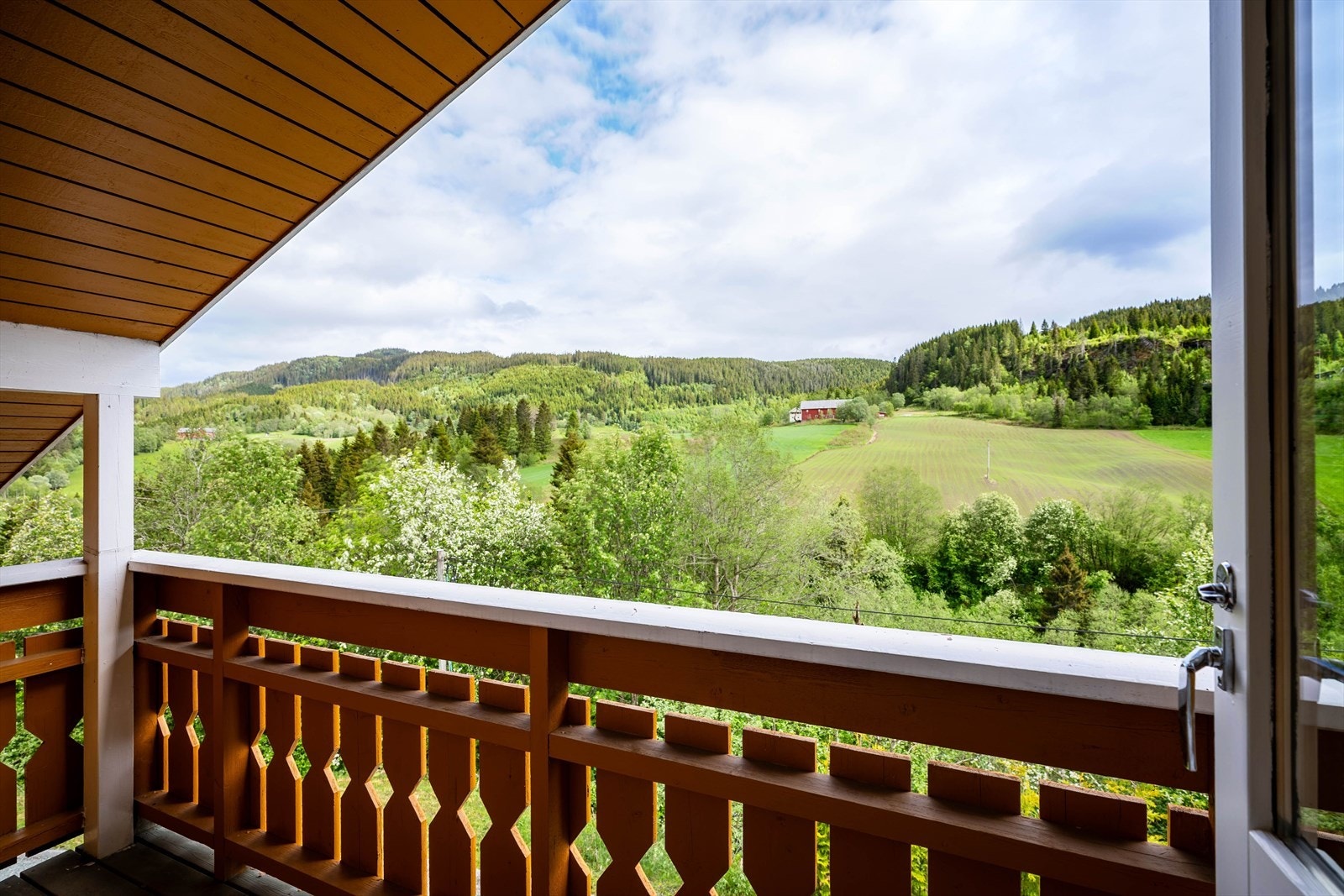 Soverommet i 2. etasje har utgang til en overbygd balkong på ca. 4 m². Galleribilde