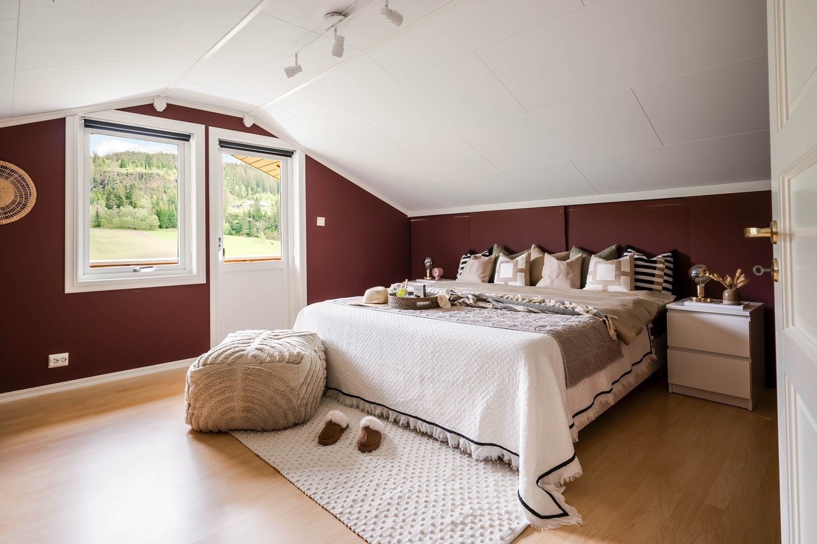 Ett av boligens fem soverom ligger i 2. etasje, og er på ca. 11 m². Galleribilde
