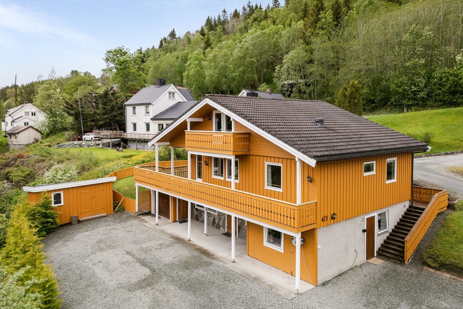 Eneboligen har en integrert garasje på ca. 16 m² og en frittliggende utebod med lagringsplass. Galleribilde