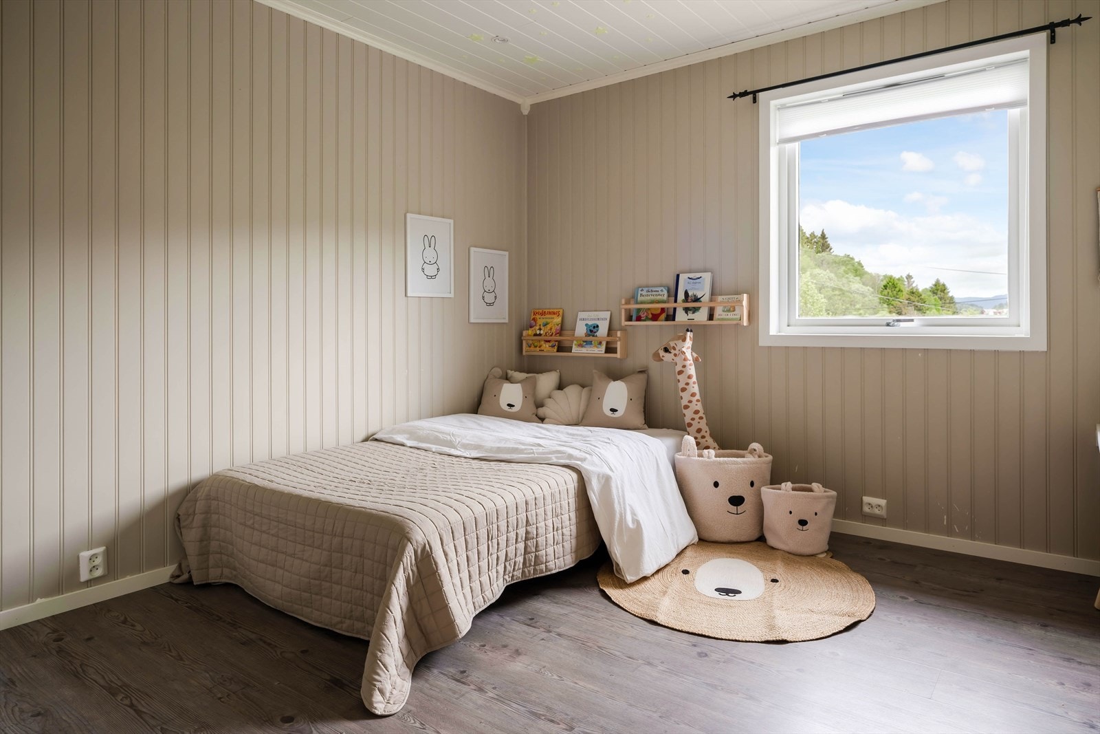Det er to soverom i 1. etasje, og det største er på ca. 11 m². Galleribilde
