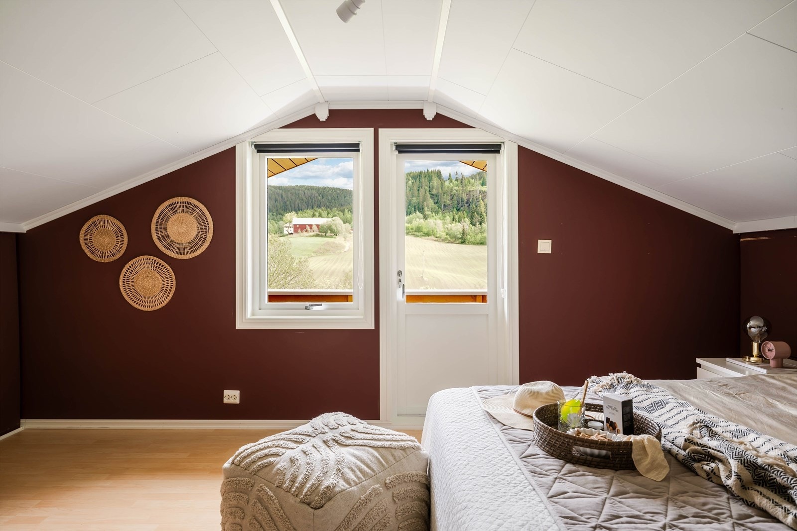 Soverommet i 2. etasje er malt i en dyp, tidsmessig fargetone som fremhever laminatgulvet. Galleribilde