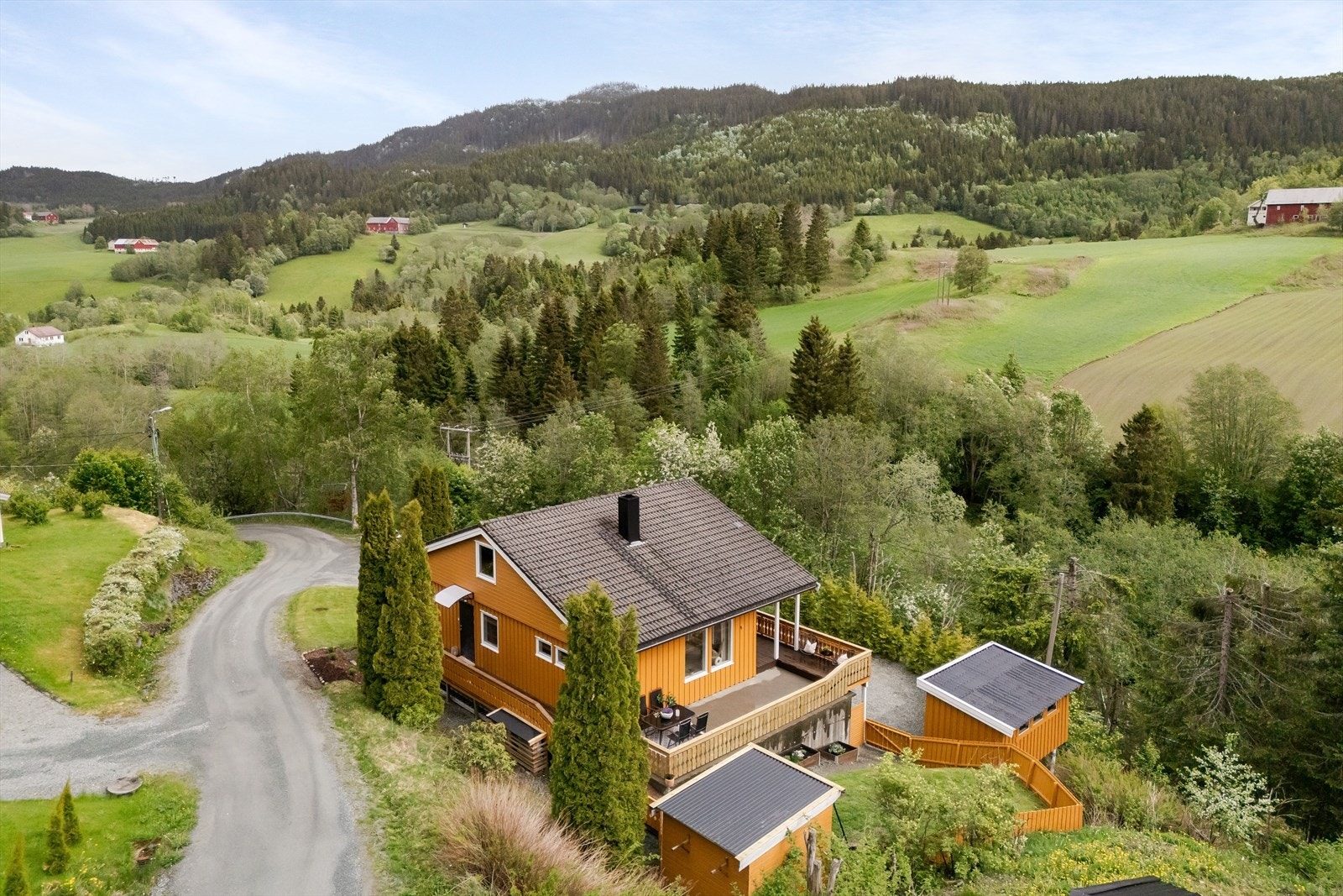 Inngangspartiet til 1. etasje har adkomst via tretrapp fra gårdsplassen Galleribilde