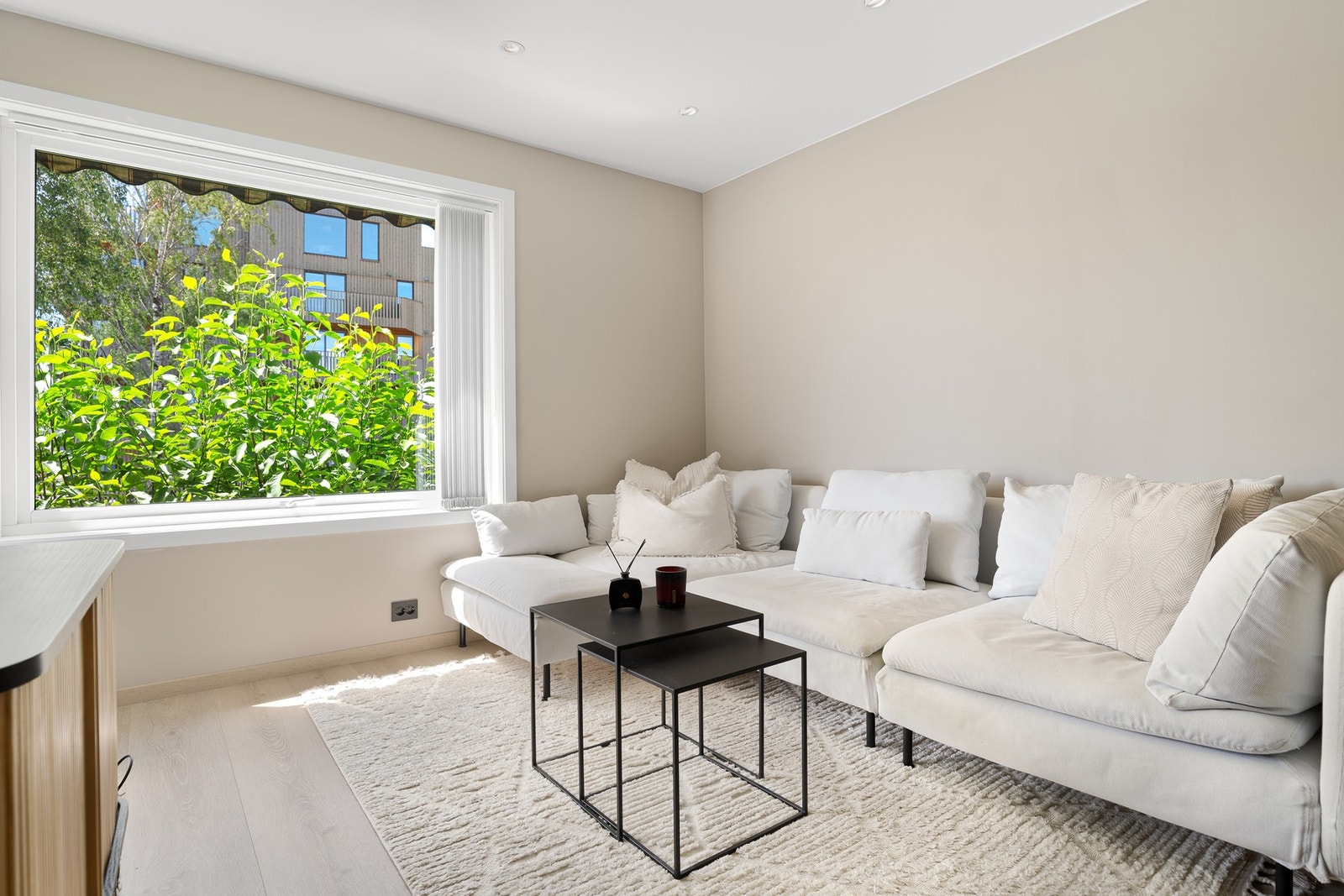 - God plass til romslig sofa | Sofa måler 3meter - Galleribilde