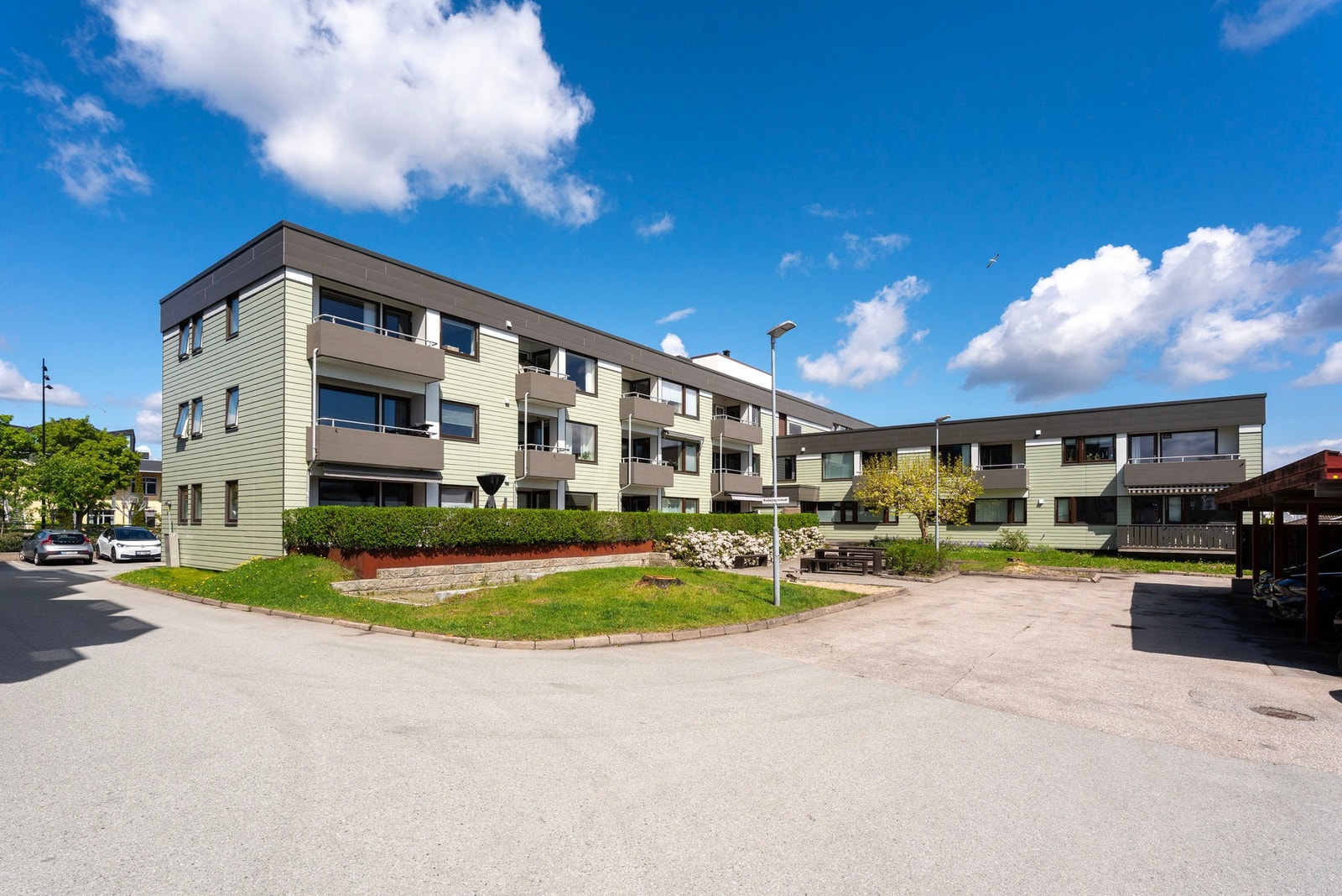 - Helt ny fasade som gir et godt første inntrykk | Hyggelig med grøntareal og felles benker som kan benyttes av beboerne - Galleribilde