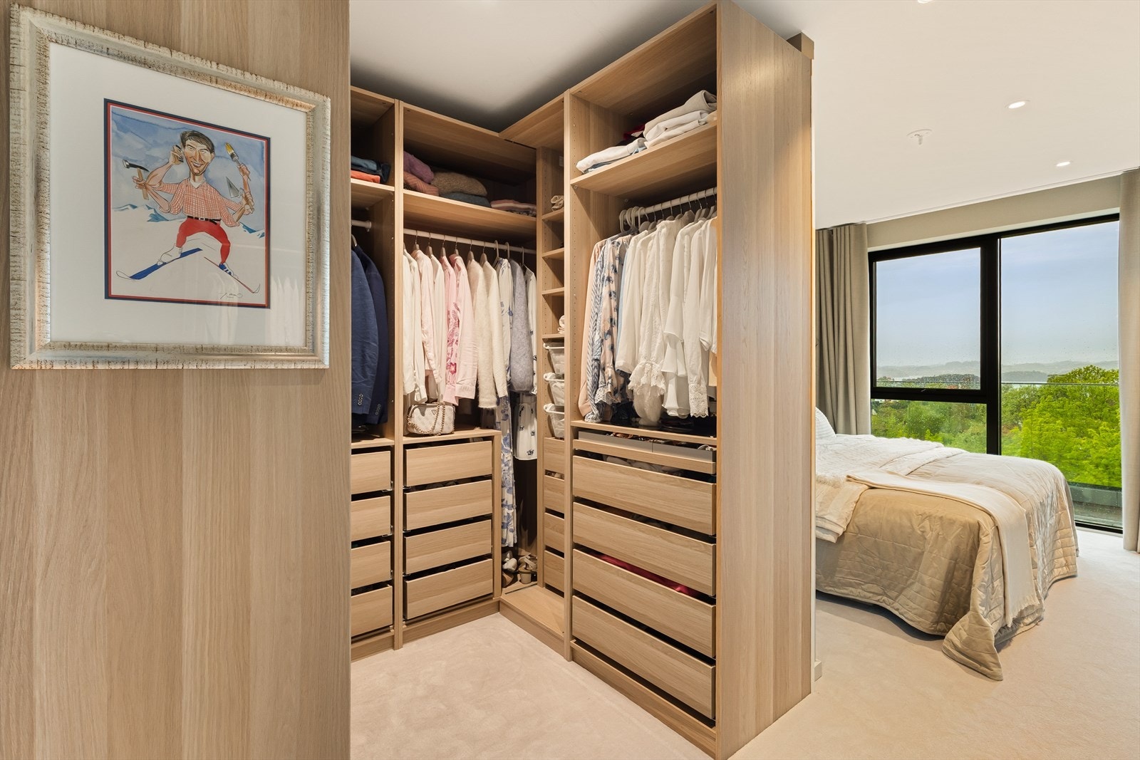 Romslig walk-in-garderobe med god oppbevaringsplass Galleribilde