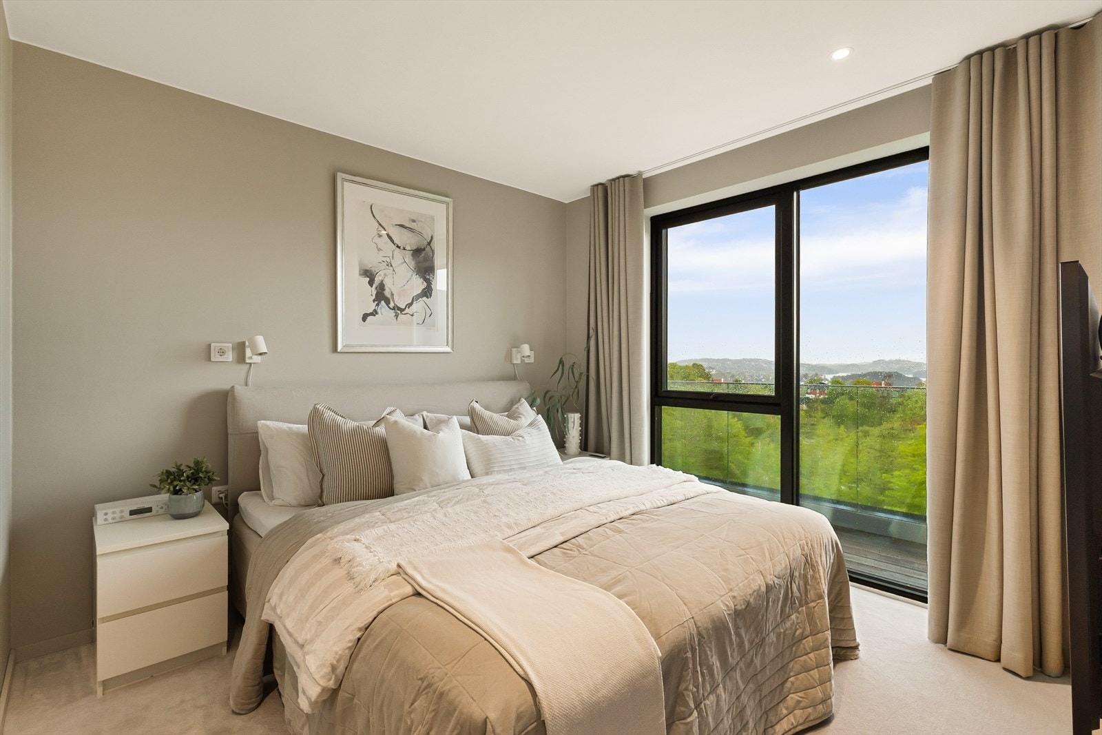 Delikat og romslig master bedroom med nydelig utsikt Galleribilde
