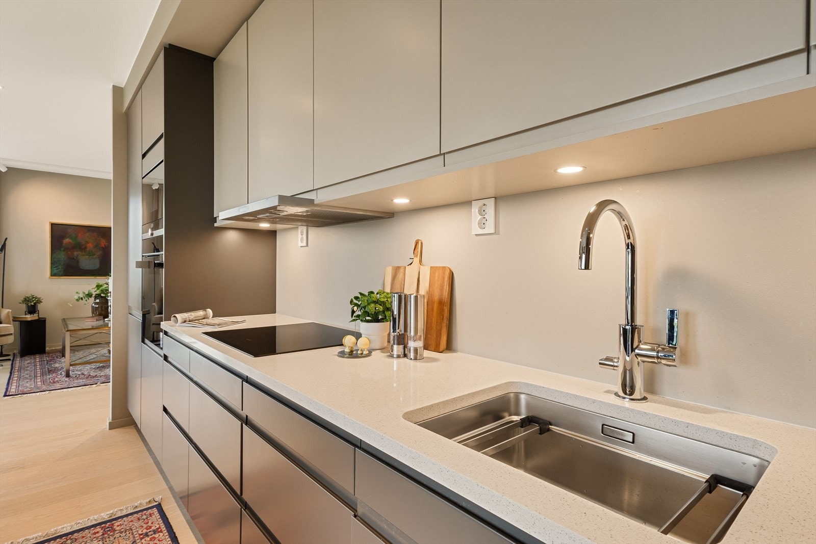 Pen og praktisk benkeplate av eksklusiv Silestone Blanco Maple Galleribilde