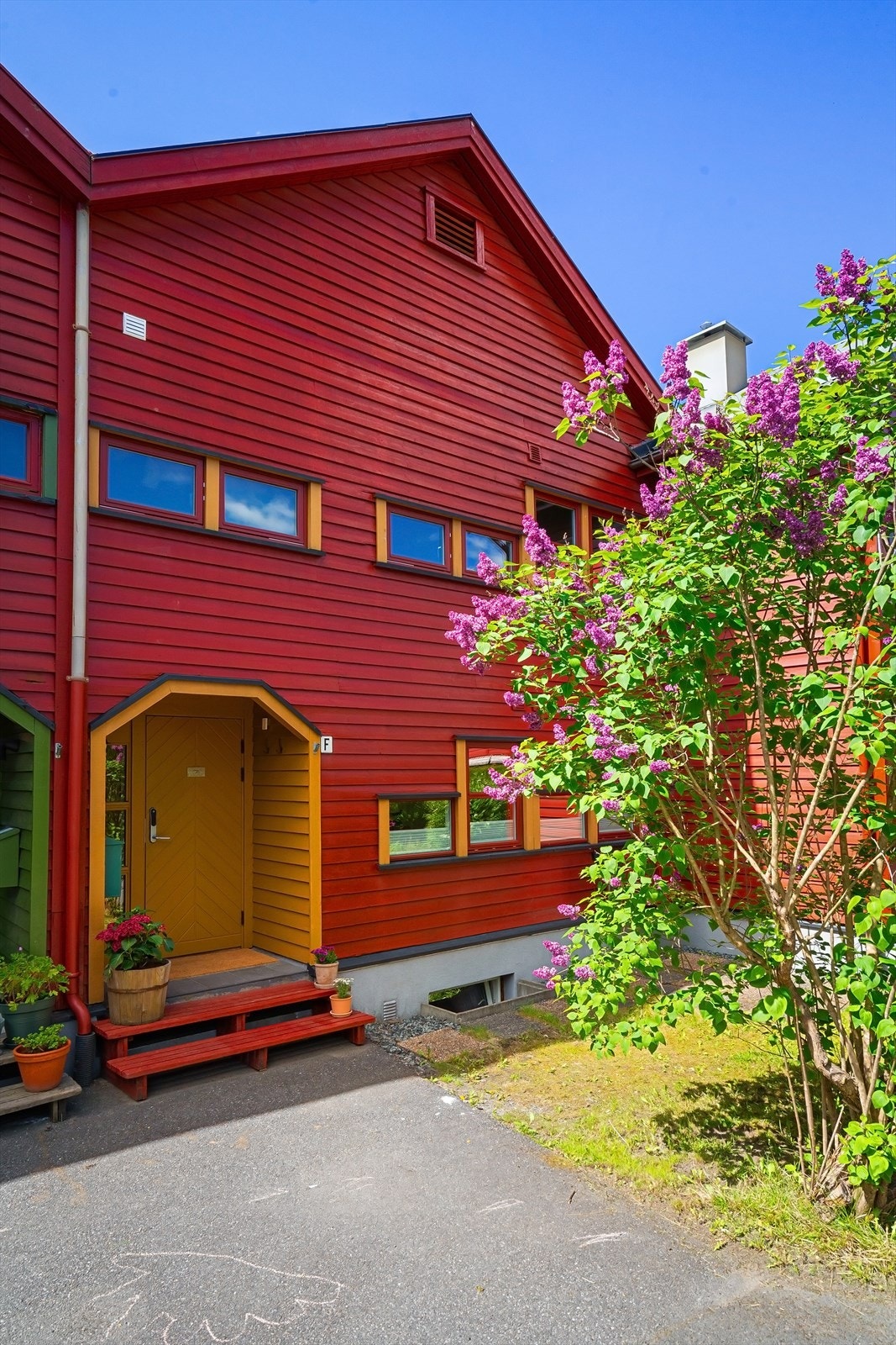 Hyggelig inngangsparti med felles, inngjerdet tun med lekearealer. Kort vei til carport og gjesteparkering. Galleribilde