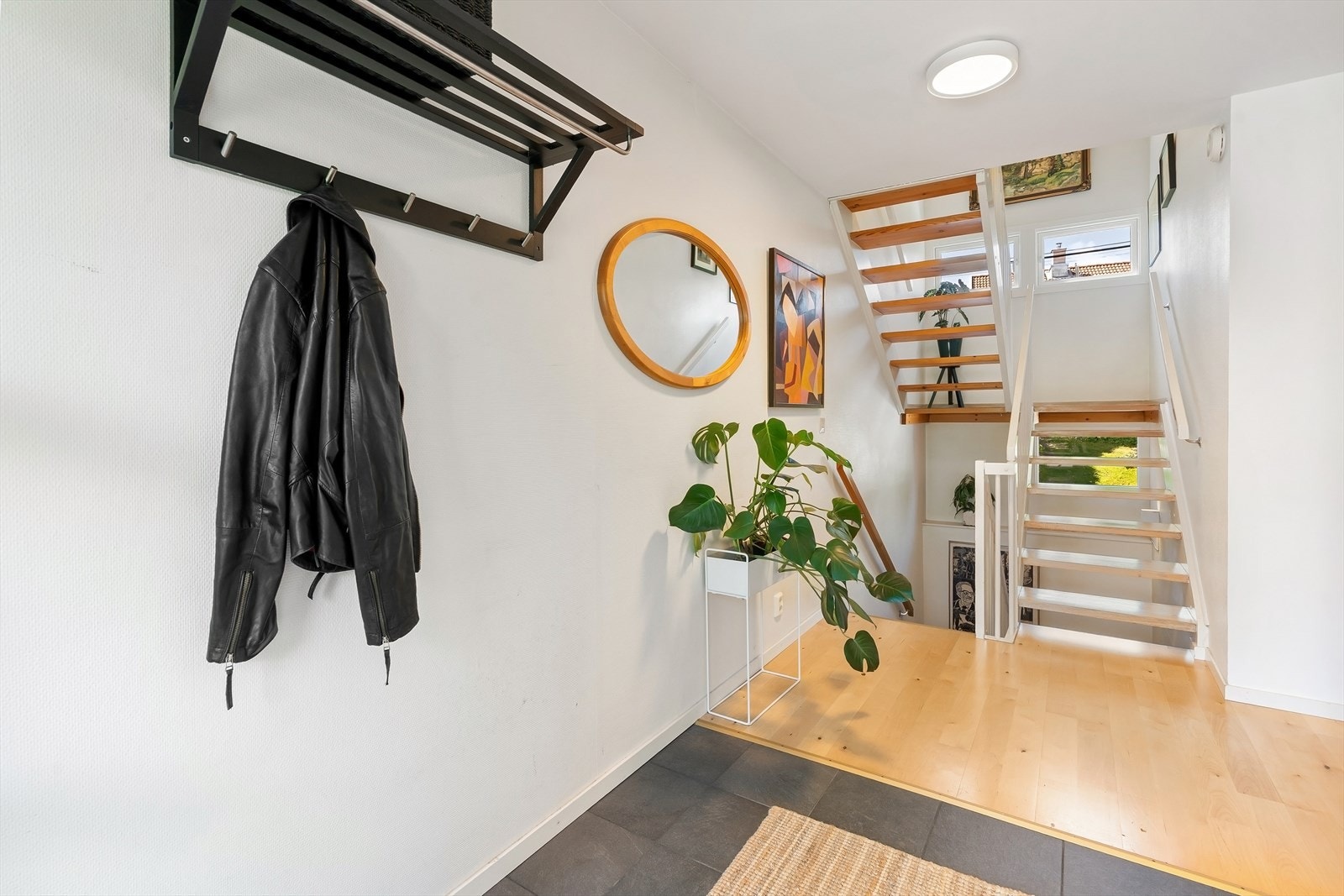 Romslig gang med plass til oppheng og oppbevaring av sko og yttertøy. Galleribilde