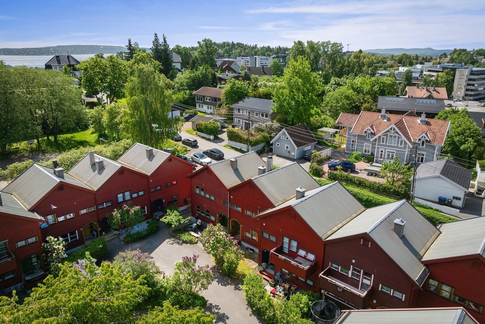 Fra eiendommen er det kort vei til både friområder, skoler og barnehager, samt offentlig kommunikasjon. Galleribilde