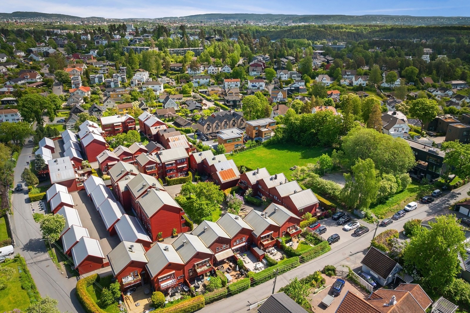 Eiendommen har også nærhet til flotte tur- og friluftsområder rundt Ullerntoppen, Mærradalen og Sørkedalen. Galleribilde