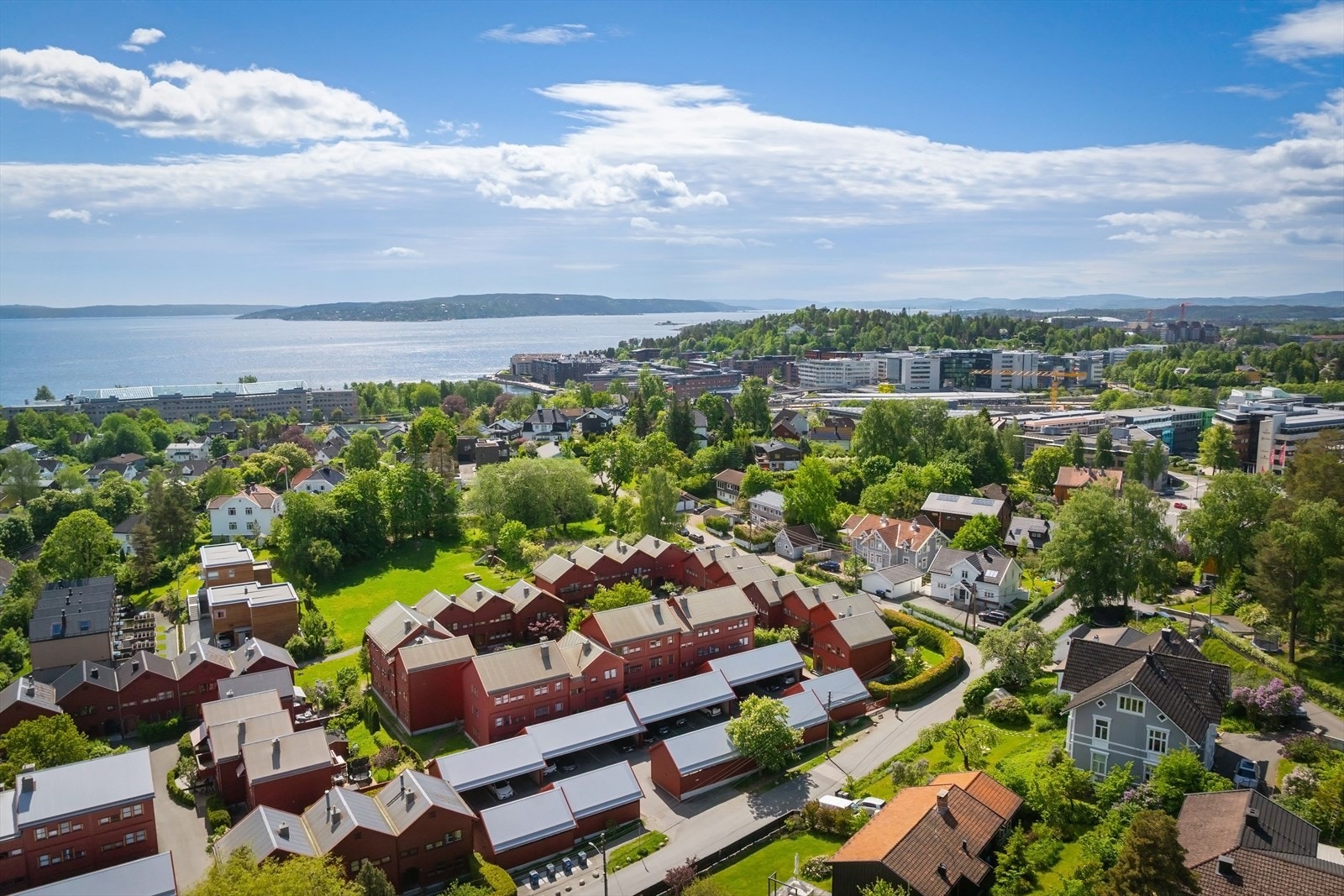 Kort vei til CC Vest, Lysaker, kollektivtransport, skoler, barnehager og flotte tur- og rekreasjonsområder. Galleribilde
