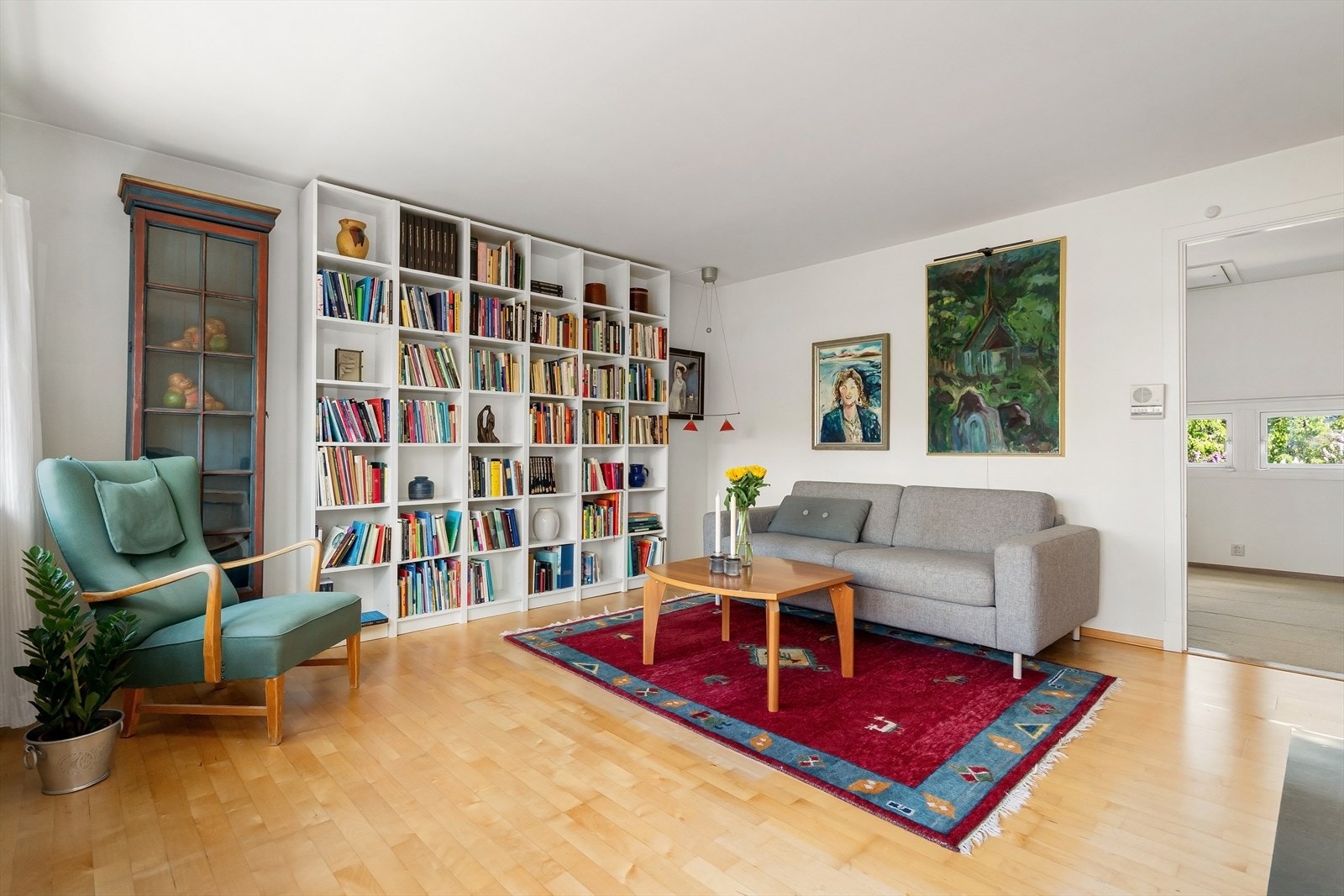 Her er det god plass til en sofagruppe med tilhørende møblement. Galleribilde