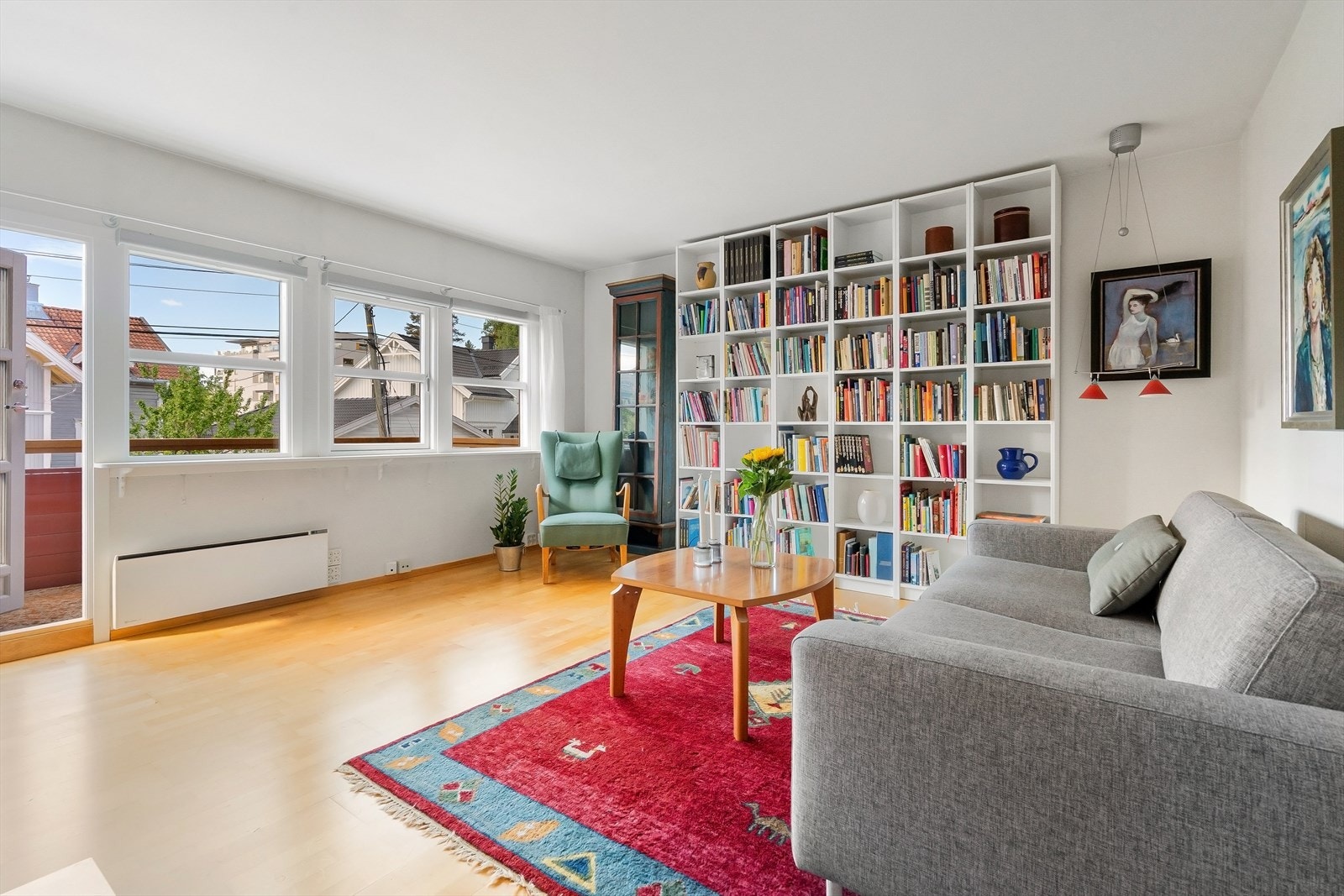 Lys og luftig stue (kan enkelt deles opp til to soverom) med store vindusflater som slipper inn rikelig med naturlig lys. Galleribilde