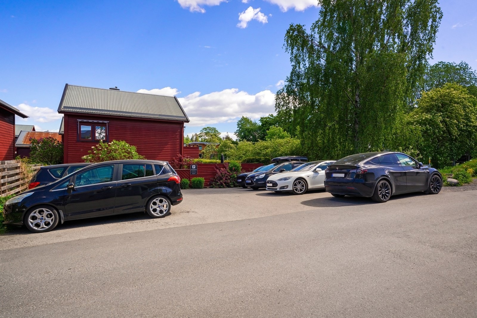 Rikelig med gjesteparkering på sameiet tomt. Galleribilde