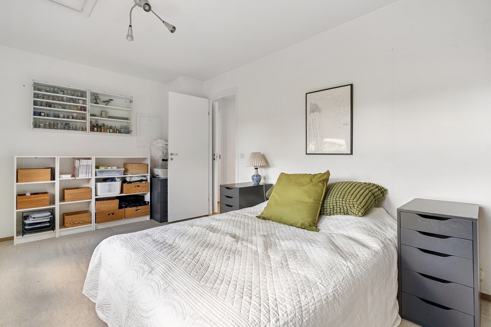 Det er adkomst til loft fra dette rommet. Loftet brukes som bodplass. Galleribilde