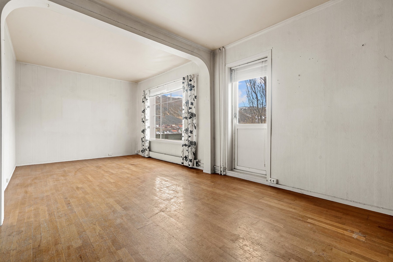 Fra stuen er det utgang til en veranda på 19 m². Boligen varmes opp med radiatorer. Galleribilde