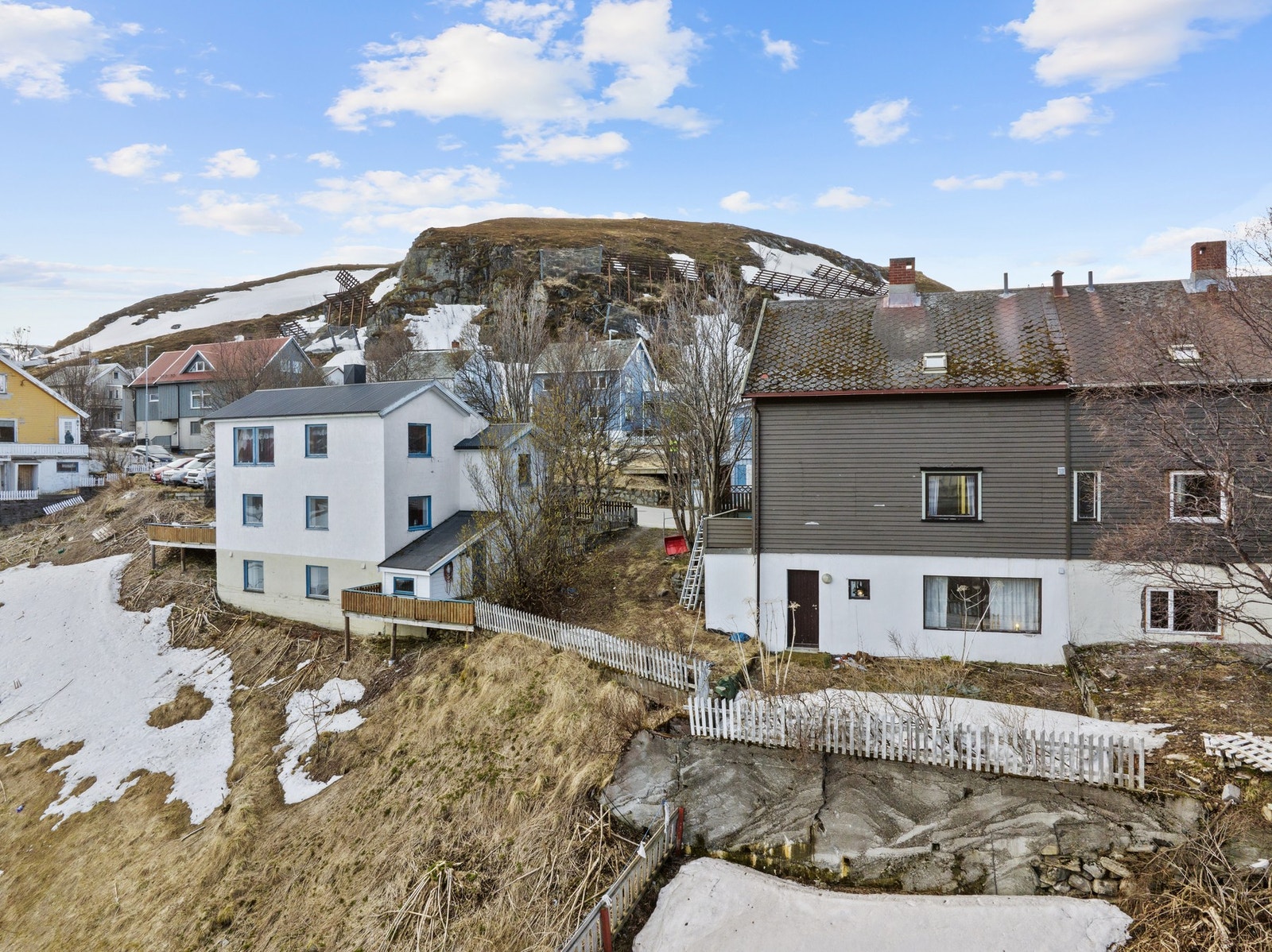 Fasade med inngang til kjeller Galleribilde