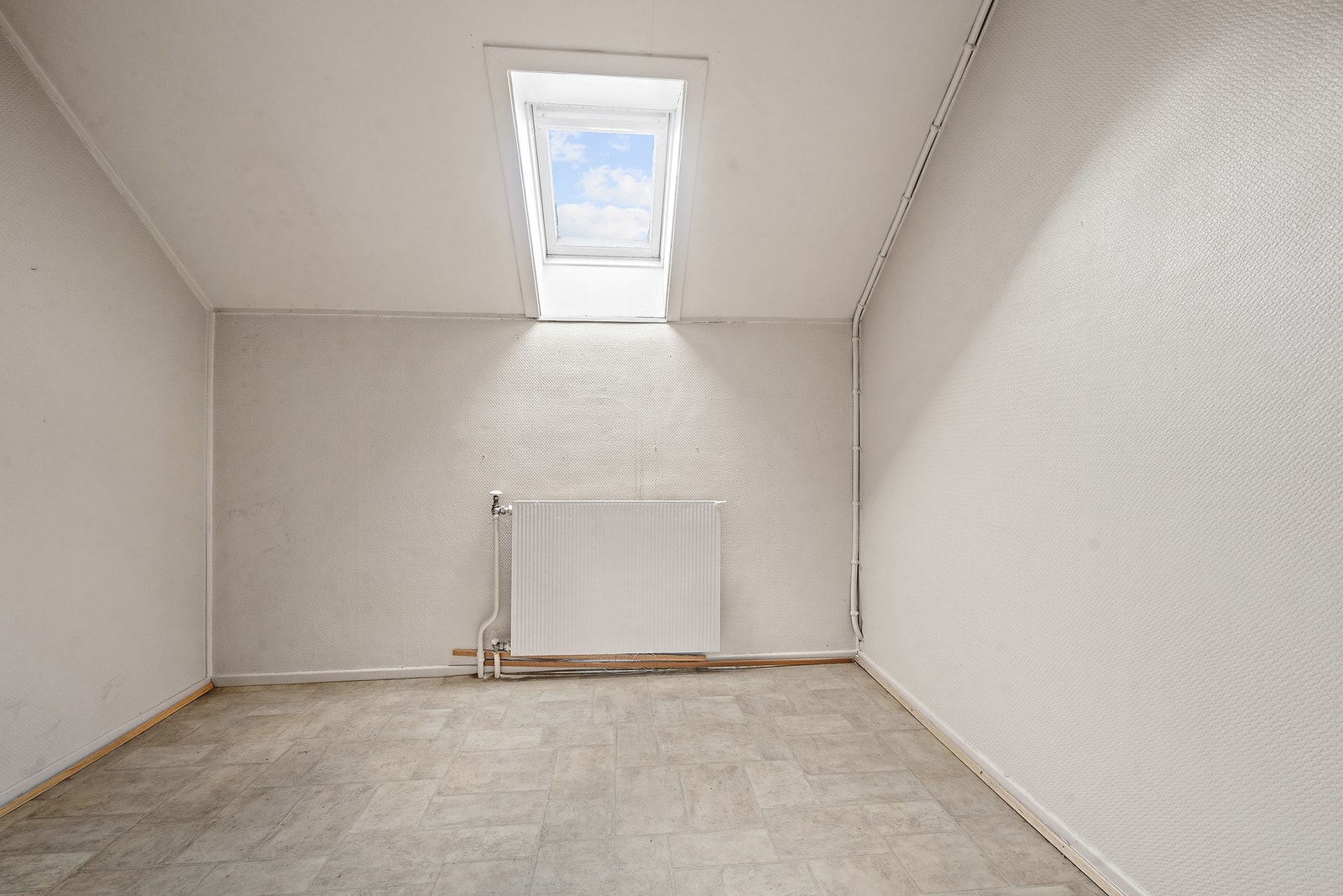 Det ene soverommet på loftet har takvindu som gir ekstra lysinnslipp. Galleribilde