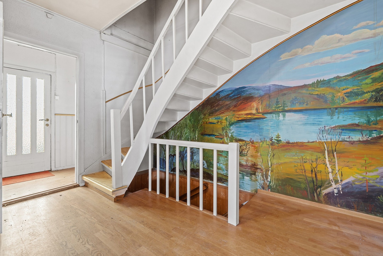 Den malte tretrappen er et sentralt element som forbinder boligens etasjer. Galleribilde