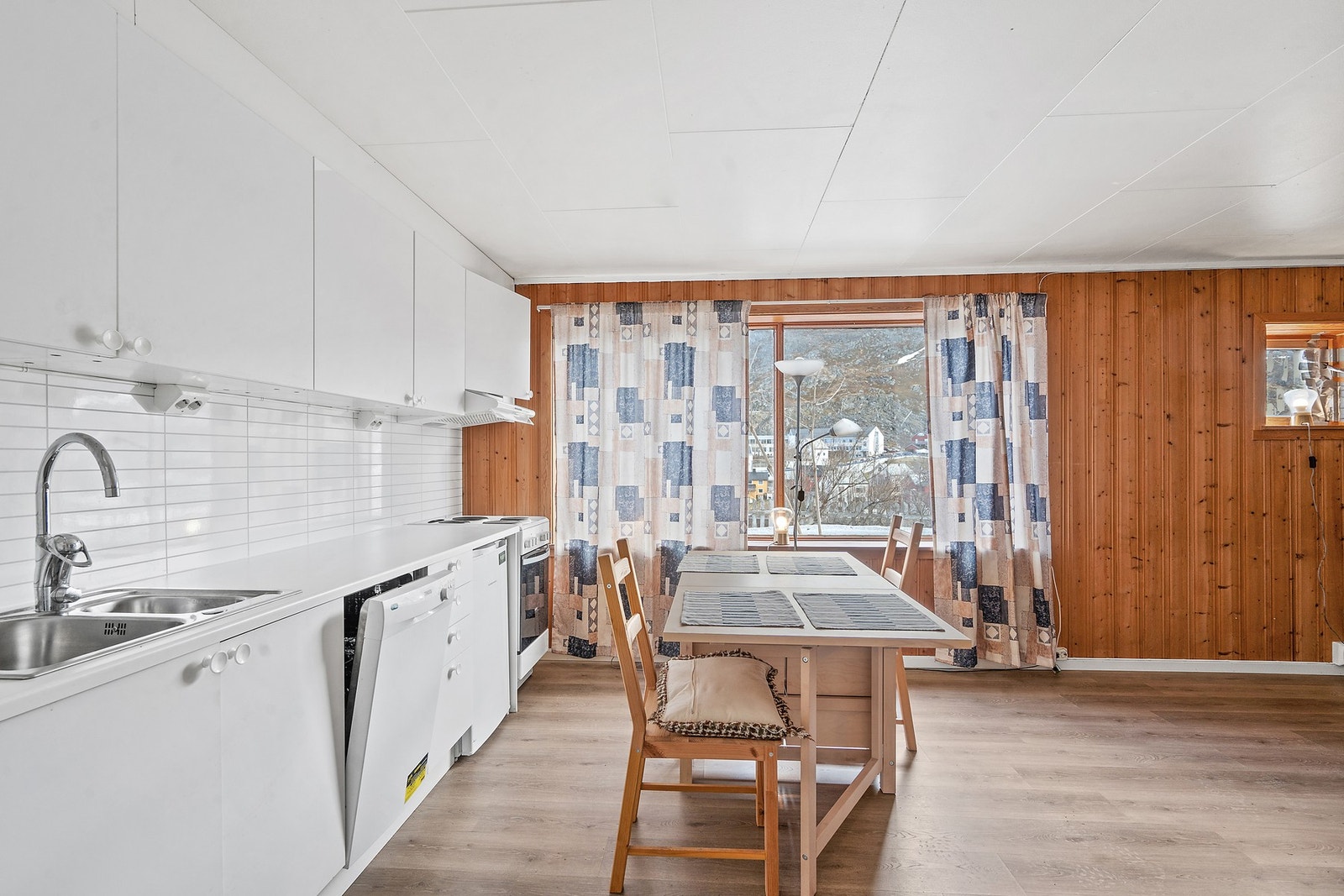 Kjøkkeninnredningen i den innredede enheten har glatte fronter og benkeplate i laminat. Galleribilde