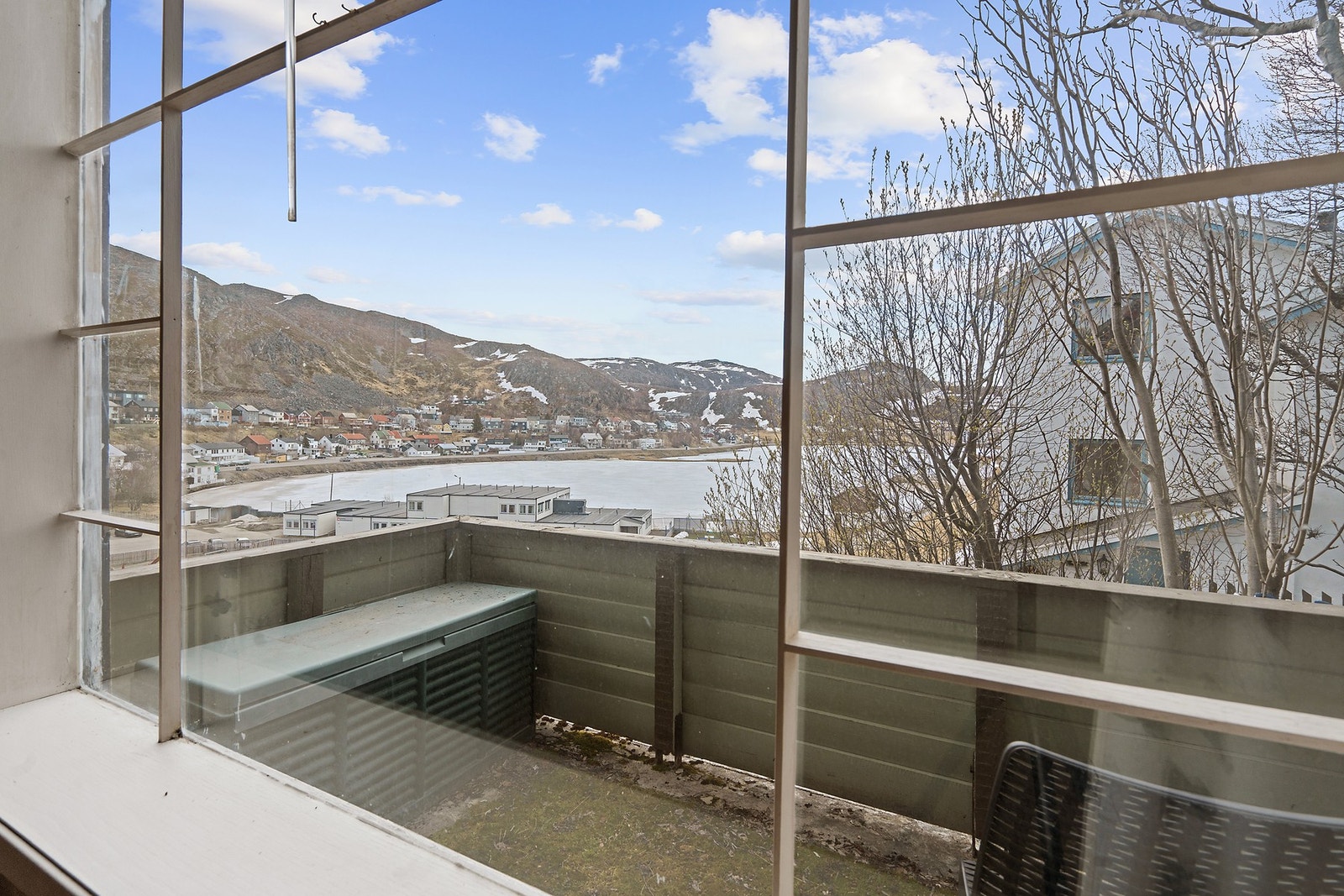 Utsikt fra et av boligens vinduer med koblede glass. Galleribilde